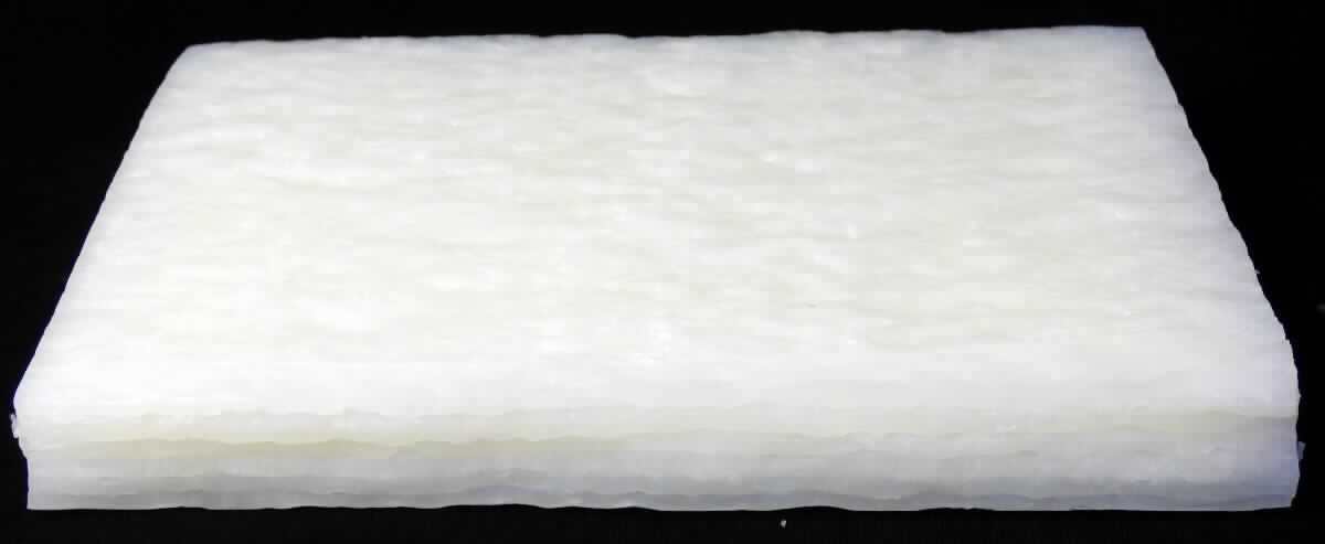 Bei der Ware handelt es sich um ein rechteckiges, elastisches, weißes Flacherzeugnis, das aus 6 ca. 4 mm dicken Einzellagen besteht. Die Ware besteht nach Angaben aus einem Fluorelastomer.

Die Ware ist als Platte aus anderen Additionspolymerisationserzeugnissen in die Codenummer 3920 9959 90 0 des Zolltarifs einzureihen.