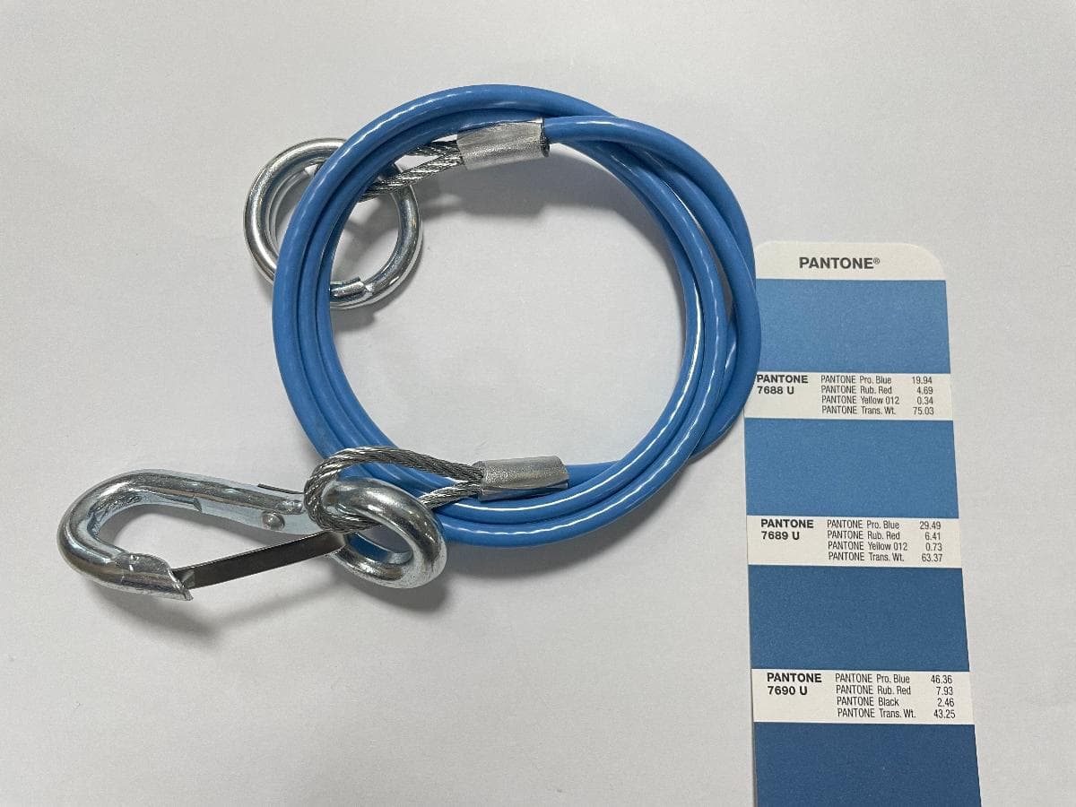 Seilschlinge aus Stahl; Notbremsseil

Bei der Ware handelt es sich um ein Stahlseil, das an beiden Enden mit Schlaufen versehen ist. Die Schlaufen sind mit einem Ring bzw. einem Karabiner versehen. Das Seil ist mit Kunststoff ummantelt. Die Länge beträgt weniger als 10 m.
Die Ware wird den Angaben nach als Abrissseil bzw. Notbremsseil für Wohnwagen und Anhänger verwendet.

Die Ware wird nach ihrer stofflichen Beschaffenheit als Litzen, Kabel, Seile aus Eisen oder Stahl, andere, in den TARIC-Code 7312 9000 00 eingereiht.