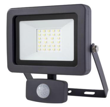 Bei dem sog. LED-Strahler, Art. 2707412020 handelt es sich um einen ca. 155 mm x 150 mm x 53 mm (L x B x T) großen elektrischen Beleuchtungskörper, im Wesentlichen bestehend aus einem viereckigen Metallgehäuse, integrierter weiß leuchtender LED-Lichtquelle, einem Reflektor und einer farblosen Glasabdeckung.
Das Erzeugnis ist mit einem Montagebügel sowie einem Bewegungsmelder ausgestattet.
 
Techn. Daten (auszugsweise):
- Leistung: 20 W
- Farbtemperatur: 6500 K
- Abstrahlwinkel: 110°
- Lichtstrom: 1700 lm

Wegen der universell gefertigten Montagevorrichtung dient das Erzeugnis zu vielseitigen Beleuchtungszwecken im Innen- und Außenbereich (IP 44).
 
Hinweise auf Handfertigung liegen nicht vor. 
 
Das Erzeugnis ist als "elektrischer Beleuchtungskörper, anderweit weder genannt noch inbegriffen, nicht von den Unterpositionen (HS) 9405 11 bis 9405 41 erfasst, ausschließlich zur Verwendung mit LED-Lichtquellen bestimmt, kein Scheinwerfer, aus Metall und Glas, nicht handgearbeitet" einzureihen.