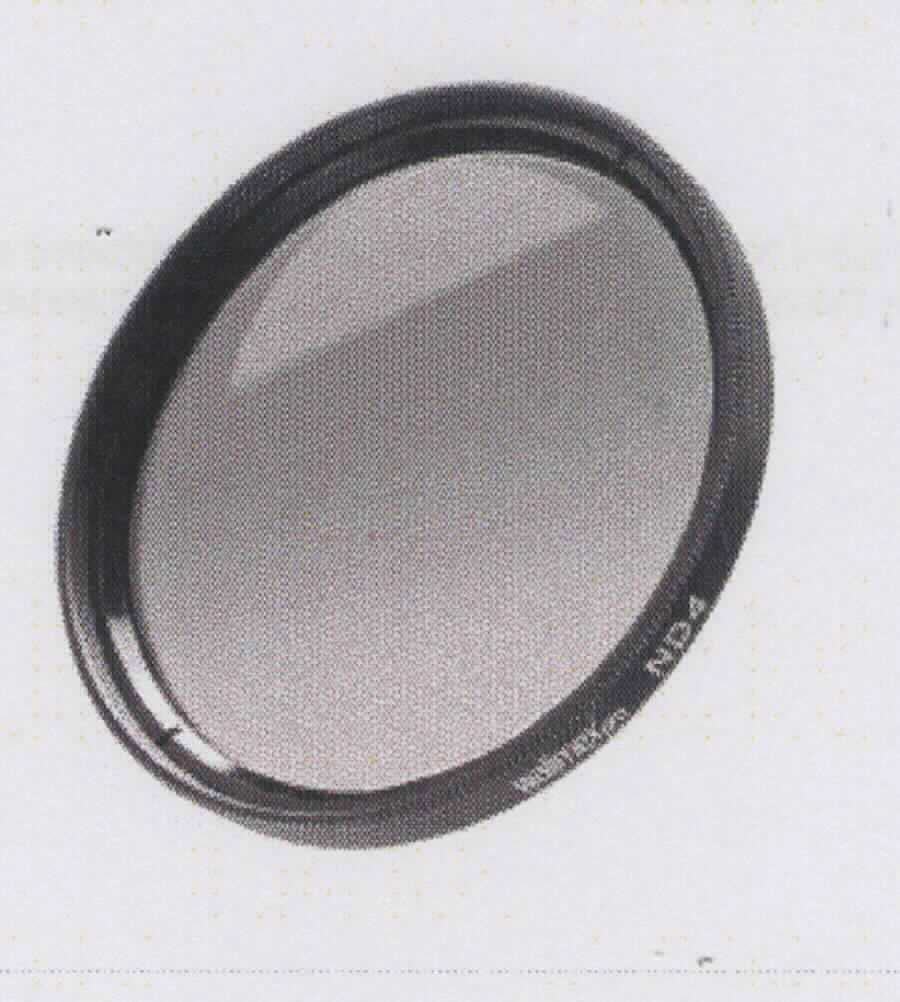 Sog. Graufilter, in verschiedenen Ausführungen, im Wesentlichen bestehend aus einer Glasscheibe, teilweise vergütet, welche in einer Metallfassung eingelassen wurde und den optischen Effekt produziert (Durchmesser, je nach Ausführung, 52 - 86 mm, zur äußeren Form: siehe Abbildung in der Anlage). Das Erzeugnis dient nach Montage an ein Objektiv zur Verlängerung der Belichtungszeit und sorgt für eine gleichmäßige Lichtreduktion im Bild ohne die Farben zu verändern. Fotografieren oder Filmen mit offener Blende ist möglich.
Der Graufilter ist in einer Schutzhülle für den dauernden Gebrauch verpackt und eignet sich speziell für Landschafts- oder Architekturaufnahmen.
Das Erzeugnis wird als "optisches Element, aus Stoffen aller Art, für Instrumente und Geräte, gefasst, nicht aus nicht optisch bearbeiteten Glas, Filter" eingereiht.