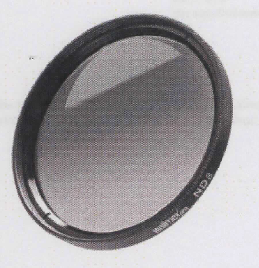 Sog. Graufilter, in verschiedenen Ausführungen, im Wesentlichen bestehend aus einer Glasscheibe, teilweise vergütet, welche in einer Metallfassung eingelassen wurde und den optischen Effekt produziert (Durchmesser, je nach Ausführung, 52 - 86 mm, zur äußeren Form: siehe Abbildung in der Anlage). Das Erzeugnis dient nach Montage an ein Objektiv zur Verlängerung der Belichtungszeit und sorgt für eine gleichmäßige Lichtreduktion im Bild ohne die Farben zu verändern. Fotografieren oder Filmen mit offener Blende ist möglich.
Der Graufilter ist in einer Schutzhülle für den dauernden Gebrauch verpackt und eignet sich speziell für Landschafts- oder Architekturaufnahmen.
Das Erzeugnis wird als "optisches Element, aus Stoffen aller Art, für Instrumente und Geräte, gefasst, nicht aus nicht optisch bearbeiteten Glas, Filter" eingereiht.