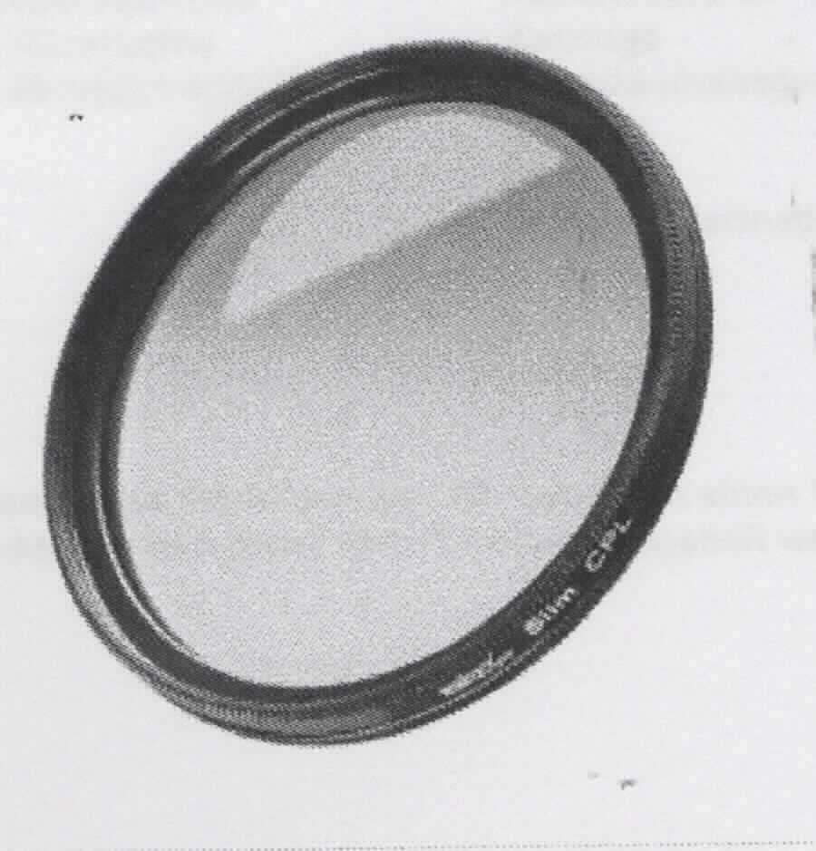 Sog. Filter, in den Ausführungen Polfilter und UV-Filter, im Wesentlichen bestehend aus einer optisch bearbeiteten Glasscheibe, welche in einer Metallfassung eingelassen wurde und den optischen Effekt produziert (Durchmesser 95 mm - zur äußeren Form, siehe Abbildung in der Anlage).
Die Ware ist für fotografische Apparate bestimmt. Der Polfilter erhöht die Farbsättigung und verstärkt die Kontraste, außerdem werden Spieglungen und Reflexionen vermindert. Der UV-Filter blockiert ultraviolettes Licht und verringert den sog. Dunst bei Fernaufnahmen.
Der Filter ist in einer Schutzhülle für den dauernden Gebrauch verpackt und wird als "optisches Element, aus Stoffen aller Art, für Instrumente und Geräte, gefasst, nicht aus nicht optisch bearbeiteten Glas, Filter" eingereiht.