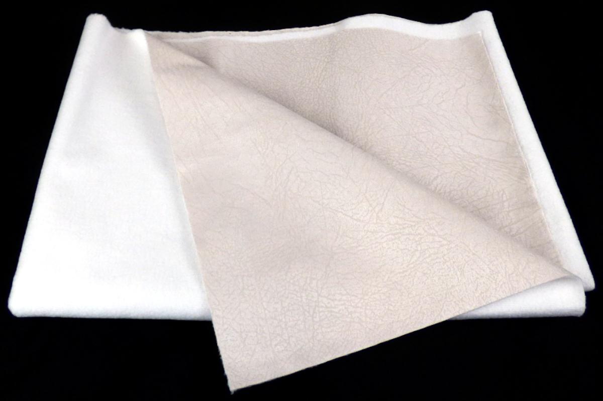 Textillaminat, sog. Möbelbezugsstoff, Art. Titanic, Foto siehe Anlage,
- als Meterware; mit einer Breite von laut Antrag 142 cm,
- laut Untersuchungsergebnis:
-- aus zwei mit ihrer ganzen Fläche aufeinander liegenden und so miteinander durch Kleben verbundenen
   Lagen:
--- mit einer Oberlage (Schauseite):
---- aus einem gerauten, geprägten und bedruckten Gewebe in Atlasbindung aus ungezwirnten, nicht
      hochfesten Garnen,
----- mit Kettgarnen aus synthetischen Filamenten (laut Antrag Polyester),
----- mit Schussgarnen aus dickeren, synthetischen Filamenten (laut Antrag Polyester) und synthetischen
      Mikro-Spinnfasern (laut Antrag Polyester),
---- mit einem Gesamtanteil an:
----- synthetischen Filamenten von ca. 60 GHT,
----- synthetischen Spinnfasern von ca. 40 GHT,
--- mit einer Unterlage:
---- aus einem weißen, gerauten Kuliergewirke,
---- aus synthetischen Chemiefasern (laut Antrag Polyester),
- das die Schauseite bildende Gewebe verleiht der Ware insbesondere im Hinblick auf die Bedeutung in
  Bezug auf die Verwendung als Möbelbezugsstoff ihren wesentlichen Charakter.

"Gewebe aus Garnen aus synthetischen Filamenten, anderes als in den Unterpositionen 5407 10 bis
 5407 84 genannte, bedruckt"