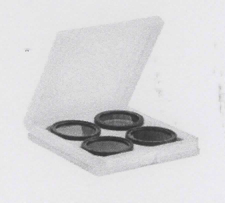 Sog. Drohnenfilter, in verschiedenen Ausführungen, im Wesentlichen bestehend aus einer optisch bearbeiteten Glasscheibe, welche in einer Metallfassung eingelassen wurde und den optischen Effekt produziert (Durchmesser, je nach Ausführung, 35, 37,5 oder 40 mm - zur äußeren Form, siehe Abbildung in der Anlage). Die Ware wird an das Objektiv einer Drohne (nicht Gegenstand der vZTA-Entscheidung) montiert. Der Polfilter erhöht die Farbsättigung und verstärkt die Kontraste, außerdem werden die Spiegelungen auf z.B. Glas - und Wasseroberflächen vermindert. Der Graufilter verlängert die Belichtungszeit.
Das Erzeugnis ist einzeln oder zu viert (je nach Ausführung) in einer Schutzhülle für den dauernden Gebrauch verpackt und wird als "optisches Element, aus Stoffen aller Art, für Instrumente und Geräte, gefasst, nicht aus nicht optisch bearbeiteten Glas, Filter" eingereiht.