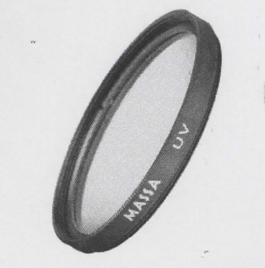 Sog. UV-Filter, im Wesentlichen bestehend aus einem planparallel geschliffenen, hochwertigen Filterglas, gefasst in einer Metallfassung mit Innen- und Außengewinde (Durchmesser 58 mm, Bauhöhe der Fassung 7 mm).
Äußere Form: siehe Abbildung in der Anlage. 
Der UV-Filter wurde für die Landschaftsfotografie entwickelt und wird auf das Objektiv einer digitalen Kamera geschraubt. Er blockiert ultraviolettes Licht, macht Fernsichten möglich, weil der sog. Dunst gemildert wird. Der Bildeindruck vermittelt dadurch sattere Farben und eine höhere Schärfe. Des Weiteren besitzt der UV-Filter ein
zusätzliches Frontgewinde, wodurch weitere Filter kombinierbar sind.
Er ist in einer zum dauerhaften Gebrauch geeigneten Kunststoffdose mit passgenauer
Aussparung und in einem bedruckten Karton verpackt und wird als "optisches Element, aus Stoffen aller Art, für Instrumente und Geräte, gefasst, nicht aus nicht optisch bearbeiteten Glas, Filter" eingereiht.
