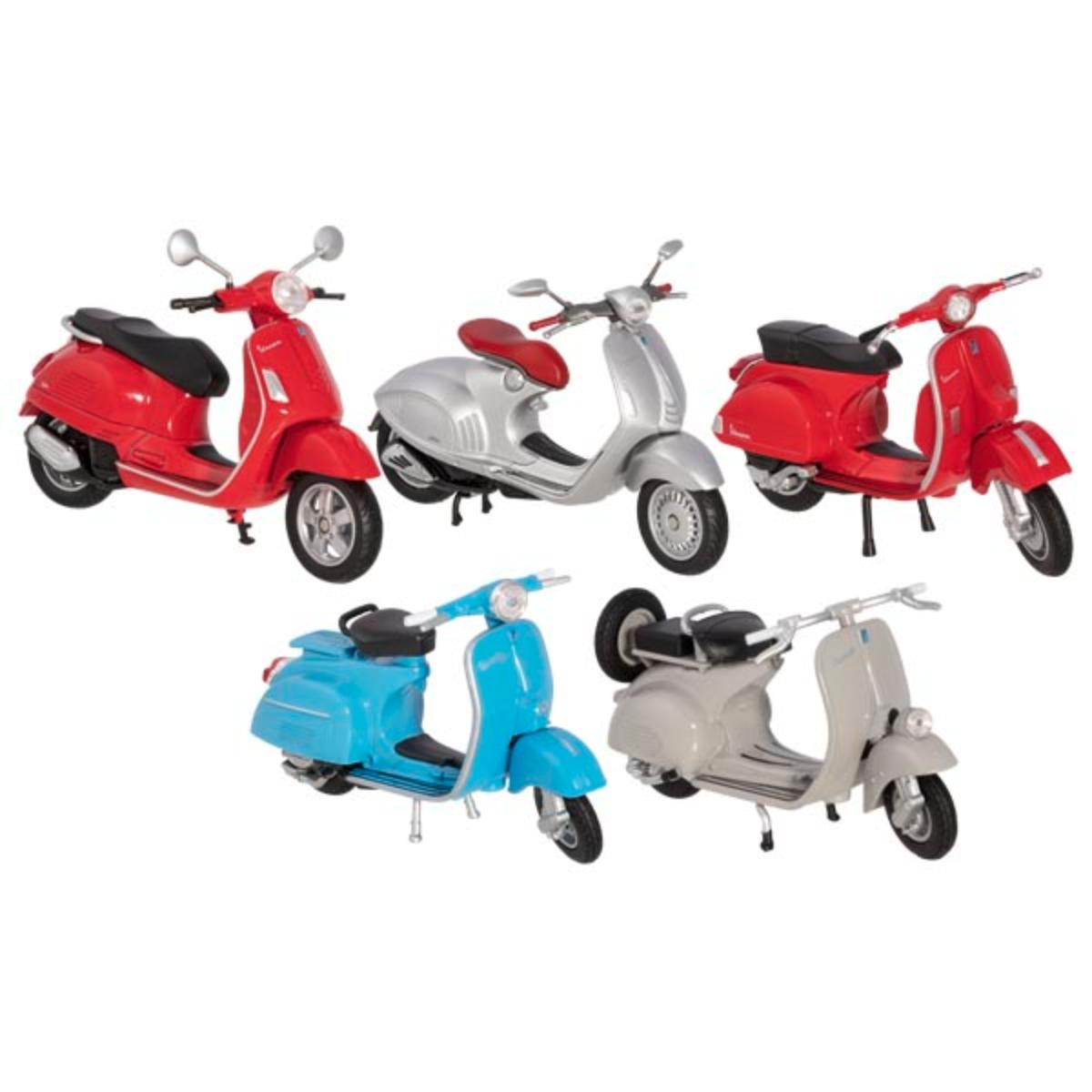 Es handelt sich um ein Modell eines Motorrollers, sog. "Vespa, 5fach, 10er Set, Artikel 12294",
- mit den Abmessungen von ca. 10 x 3 x 6cm,
- im Maßstab 1:18,
- mit einer Karosserie überwiegend aus im Druckgussverfahren hergestellten unedlen Metallen und Kunststoff,
- mit zwei freilaufenden Rädern und einem beweglichen Lenker,
- auf einem Kunststoffsockel abnehmbar befestigt
- dient der spielerischen Unterhaltung.

Bei der aus verschiedenen Bestandteilen zusammengesetzten Ware ist das Modell im Hinblick auf den Verwendungszweck als charakterverleihend anzusehen.

Bei dem aus verschiedenen Stoffen zusammengesetzten Modell verleiht das unedle Metall insbesonders im Hinblick auf den Umfang den wesentlichen Charakter.

Derartige Erzeugnisse werden zolltariflich als "anderes als von den Unterpositionen (KN) 9503 0010 bis 9503 0081 erfasstes Modell, im Gussverfahren hergestelltes Miniaturmodell aus Metall" eingereiht.