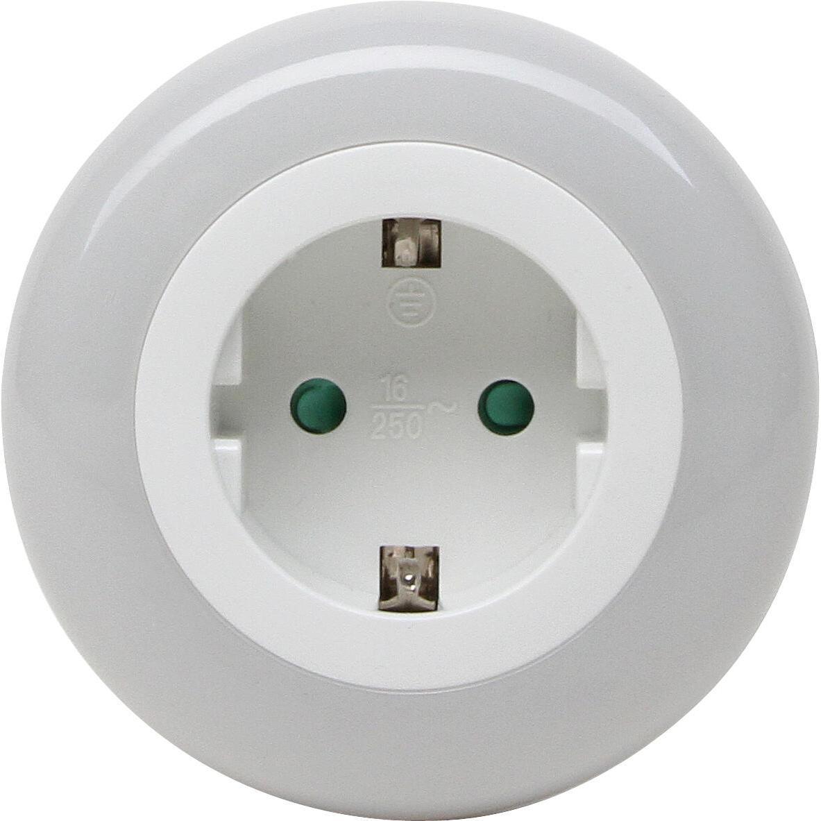 Bei dem sog. LED Nachtlicht handelt es sich um eine zusammengesetzte Ware, bestehend aus einem elektrischen Beleuchtungskörper in Form eines Nachtlichtes und einer Netzsteckdose.
Das Erzeugnis weist ein rundes Kunststoffgehäuse mit integriertem weiß leuchtendem LED-Leuchtmittel (3 LED's) in einem Ring und eine eingefasste Steckdose auf. Es ist mit einem auf der Rückseite befindlichen Stromstecker und einem Dämmerungssensor ausgestattet und dient als Orientierungslicht bei Nacht.

In Bezug auf die Bedeutung für die Verwendung bildet die Leuchte den charakterbestimmenden Bestandteil.

Die Ware ist als "elektrischer Beleuchtungskörper, anderweit weder genannt noch inbegriffen, nicht von den Unterpositionen (HS) 9405 11 bis 9405 41 erfasst, ausschließlich zur Verwendung mit Leuchtdioden-Lichtquellen (LED-Lichtquellen) bestimmt, kein Scheinwerfer, aus Kunststoff" einzureihen.