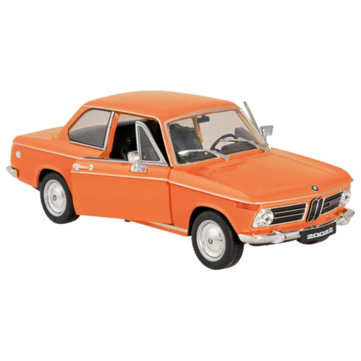 Bei dem vorliegenden und als "BMW 2002ti, 4er-Set, Artikel 12295" bezeichneten Erzeugnis handelt es sich um ein Spielzeugauto,
- im Spritzgussverfahren (lt. Angaben) hergestelltes Modell eines BMW 2002ti,
- im Maßstab von 1:24,
- in den Abmessungen von ca. 17,5 x 6 x 6 cm (L x H x B),
- mit einer orange lackierten Karosserie aus Metall,
- mit Unterboden und Innenraum aus Kunststoff,
- mit beweglichen Rädern aus Kunststoff oder Kautschuk,
- mit zwei sich öffnenden Türen,
- ohne Motorantrieb,
- dient der spielerischen Unterhaltung von Kindern,
- in einer farbig bedruckten Pappbox mit Sichtfenster verpackt.

Im Hinblick auf das äußere Erscheinungsbild sowie den Umfang bestimmt das Metall den Charakter der aus verschiedenen Stoffen zusammengesetzten Ware.

Derartige Erzeugnisse werden zolltarifrechtlich als "anderes als zuvor von der Position 9503 erfasstes Modell, im Gussverfahren hergestelltes Miniaturmodell aus Metall" eingereiht.