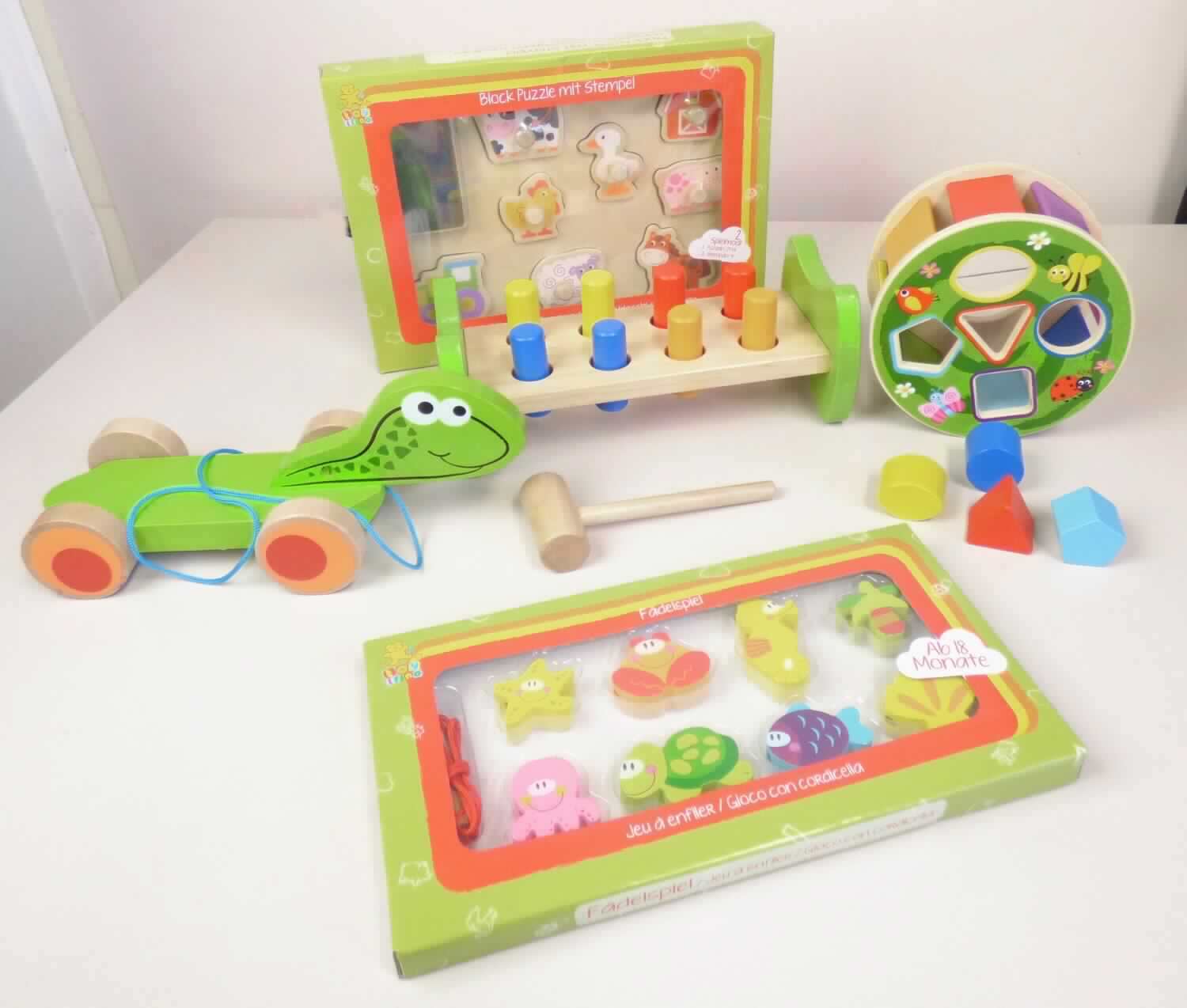 Bei der Ware handelt es sich um eine Warenzusammenstellung in Aufmachung für den Einzelverkauf, bestehend aus einem Puzzle mit Stempeln (charakterbestimmend im Hinblick auf die Verwendung) und einem Stempelkissen.

Bei dem Puzzle mit Stempeln handelt es sich um eine ca. 29 x 21 cm große Holzplatte mit neun unterschiedlichen Aussparungen, in die passgenau acht verschiedene Feuchtstempel und das Stempelkissen eingesetzt werden können. Die Feuchtstempel stellen Bauernhofmotive dar. 

Das Erzeugnis hat die Funktion eines Puzzles und gleichzeitig die Funktion von für den Handgebrauch vorgesehenen Stempeln. Waren mit zwei Funktionen werden in die zuletzt genannte, der in Betracht kommenden Positionen eingereiht.

Die in einem bunt bedruckten Pappkarton aufgemachte Warenzusammenstellung ist als "ähnlicher Stempel für den Handgebrauch" einzureihen.