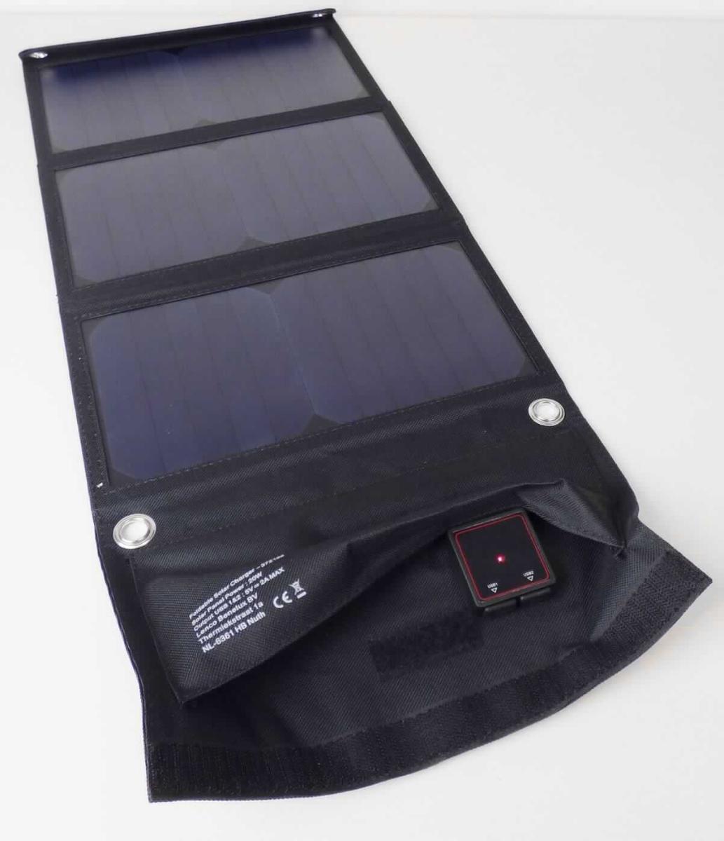 Solargenerator, Solarladegerät, sog."Solar-Ladegerät P.99718",
- in Form eines tragbaren Gleichstromgenerators aus drei in Reihe geschalteten Solarzellen, 
- verbunden mit einer Ladeelektronik, 
- mit zwei USB-Ausgangsbuchsen in einem gemeinsamen Gehäuse (ca. 40 x 40 x 10 mm),
- zur Umwandlung des Solarstroms in eine Spannung von 2 x 5 VDC, bei max. 2 A, 
- mit einer Leistung von insgesamt 20 W,
- in faltbarer Hülle aus Polyestergewebe mit Klettverschluss und vier Befestigungsösen, wetterfest,
- in den Abmessungen: (geöffnet) 650 x 260 mm bzw. (geschlossen) 260 x 160 mm,
- zur gleichzeitigen Stromversorgung/Aufladung von angeschlossenen mobilen Geräten durch direkte Umwandlung 
  von Sonnenlicht in elektrische Energie und Abgabe dieser an Akkumulatoren,
- in einem Pappkarton verpackt.

Die Ware ist als "elektrischer Generator, Gleichstromgenerator (Solargenerator),
mit einer Leistung von 750 W oder weniger, nicht für bestimmte Luftfahrzeuge, keine
Ware der TARIC-Unterpositionen 8501 3100 30 bis 8501 3100 75" einzureihen.