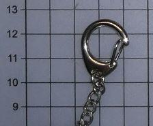 Es handelt sich um etwa 18,5 mm lange Ketten aus beweglich miteinander verbundenen, geschweißten Kettengliedern aus Stahl, die an einem Ende mit einem Ausrüstungs- oder Endstück in Form eines "Karabinerhakens" aus Stahl ausgestattet sind.
Die Waren dienen als sogenannte Schlüsselanhängerketten, die mit einer Playmobil-Figur (nicht Gegenstand dieser vZTA) verbunden werden.
- Antragstellerangaben -

Abbildung siehe Anlage.

Derartige Erzeugnisse gehören als "andere Ketten aus Stahl, mit geschweißten Gliedern" zum TARIC-Code 7315 8200 00.

Nicht Position 7326, da die Erzeugnisse vom Wortlaut der Position 7315 erfasst werden. Für eine Einreihung als "andere als in den vorgenannten TARIC-Codes genannte Waren aus Stahl" in die Position 7326 besteht daher kein Raum.