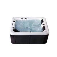 Sog. Whirlpool in Form einer noch nicht zusammengesetzten Ware, im Wesentlichen bestehend aus einer mit naturfaserverstärktem Kunststoff verkleideten Wanne aus PMMA, mit einer Größe von ca. 210 x 155 x 83 cm, einem Gewicht von ca. 270 kg und einem Volumen von ca. 1200 l, mit Sitzmulden, Kopfstützen und 51 in Intensität und Richtung regulierbaren Massagedüsen verschiedener Größen. Integriert in das Gerät sind eine Heizung, diverse Pumpen, ein Display mit Bedientasten, eine Steuerbox, 24 LEDs, der noch einzusetzende Filter und ein Ozonreinigungssystem.
Äußere Form siehe Abbildung in der Anlage.
Die Vorrichtung wird mit Wasser befüllt und dient der durch Wasserdruck bewirkten mechanischen Massage des Benutzers.

Die Ware ist in einem Karton verpackt.

Sie Ware wird als "Massagegerät, kein elektrisches Vibrationsmassagegerät eingereiht".