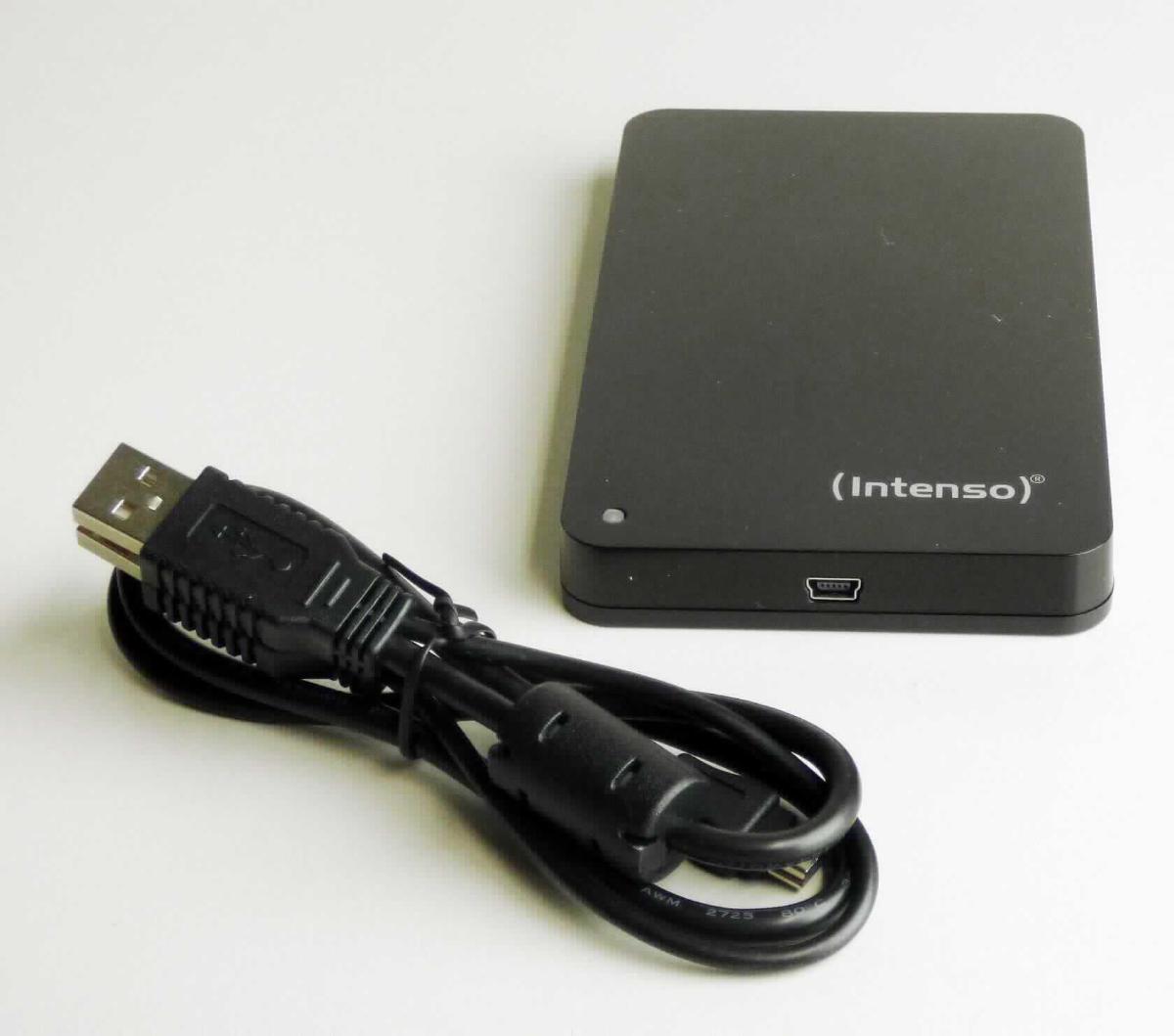 Externe Festplatte, in Form einer Warenzusammenstellung bestehend aus der Festplatte (charakterbestimmend im Hinblick auf die Verwendung), einer Bedienungsanleitung und einem USB Y-Kabel. Die Festplatte besteht im Wesentlichen aus rotierend gelagerten Magnetplatten und beweglichen Schreib- und Leseköpfen in einem ca. 14 x 76 x 126 mm (H x B x L) großen Kunststoffgehäuse mit einer Speicherkapazität von 500 GB TB oder 1 TB, einem Bauformat (Formfaktor) von 2,5 Zoll, einer LED-Statusanzeige sowie einem USB Anschluss. Das Gerät dient nach Anschluss an die zentrale Verarbeitungseinheit einer automatischen Datenverarbeitungsmaschine dazu, Daten aufzuzeichnen und wiederzugeben. Es ist unmittelbar an die Zentraleinheit einer automatischen Datenverarbeitungsmaschine anschließbar und in der Lage, Daten in einer vom System verwendbaren Form zu empfangen und zu liefern.
Die Bestandteile der Zusammenstellung sind gemeinsam für den Einzelverkauf aufgemacht.

Die Ware wird als "Festplattenspeichereinheit" eingereiht.

Anlage: 1 Abbildung