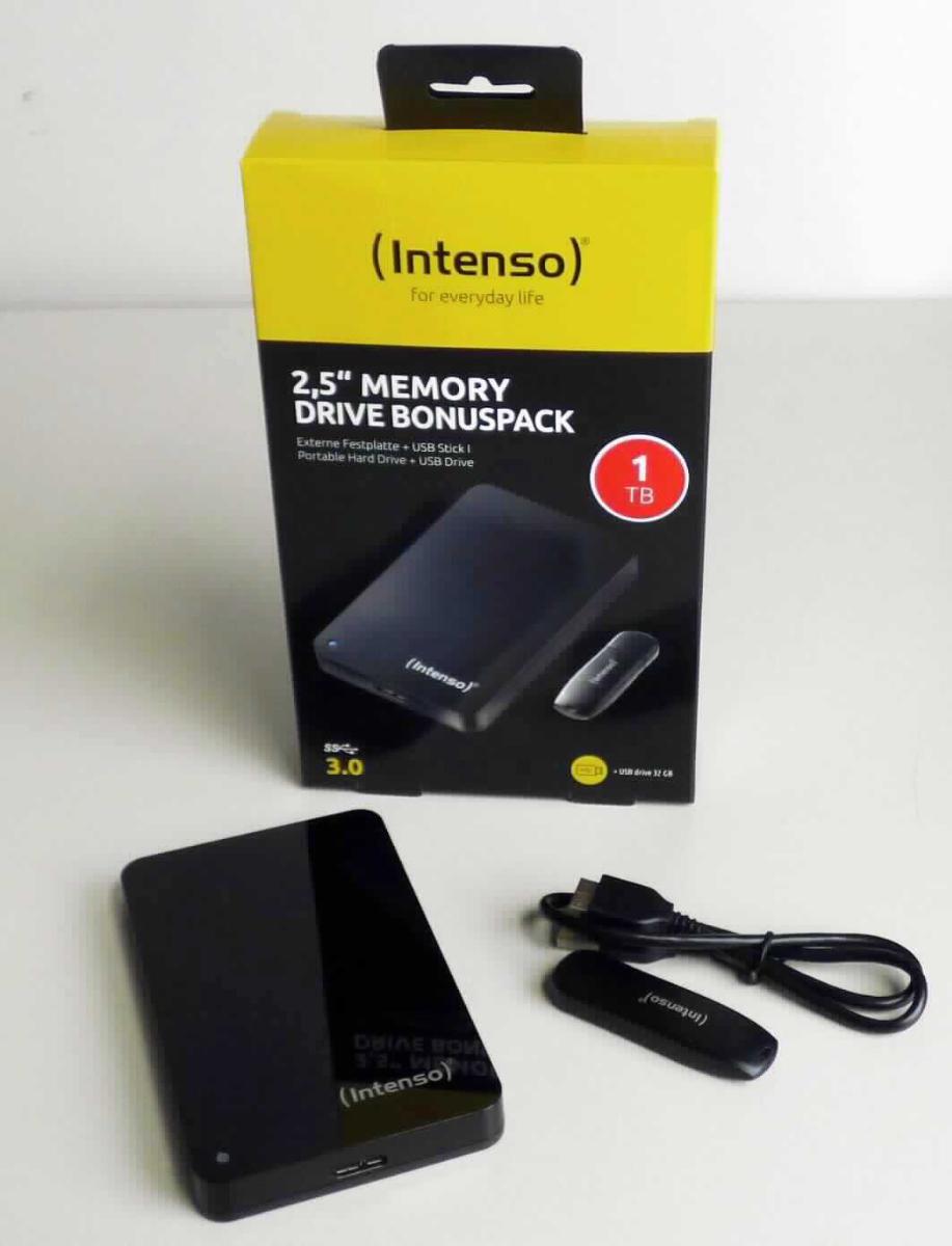 Externe Festplatte, in Form einer Warenzusammenstellung bestehend aus der Festplatte (charakterbestimmend im Hinblick auf die Verwendung und den Wert), einem USB Speicherstick (32 GB), einer Bedienungsanleitung und einem USB Kabel. Die Festplatte besteht im Wesentlichen aus rotierend gelagerten Magnetplatten und beweglichen Schreib- und Leseköpfen in einem ca. 126 x 76 x 13 mm (L x B x H) großen schwarzen Kunststoffgehäuse, einem Bauformat (Formfaktor) von 2,5 Zoll, mit Status-LED sowie einer USB-Schnittstelle. Das Gerät mit einer Speicherkapazität von 1 TB dient nach Anschluss an die zentrale Verarbeitungseinheit einer automatischen Datenverarbeitungsmaschine dazu, Daten aufzuzeichnen und wiederzugeben. Es ist unmittelbar an die Zentraleinheit einer automatischen Datenverarbeitungsmaschine anschließbar und in der Lage, Daten in einer vom System verwendbaren Form zu empfangen und zu liefern.
Die Bestandteile der Zusammenstellung sind gemeinsam für den Einzelverkauf aufgemacht.

Die Ware wird als "Festplattenspeichereinheit" eingereiht.

Anlage: 1 Abbildung