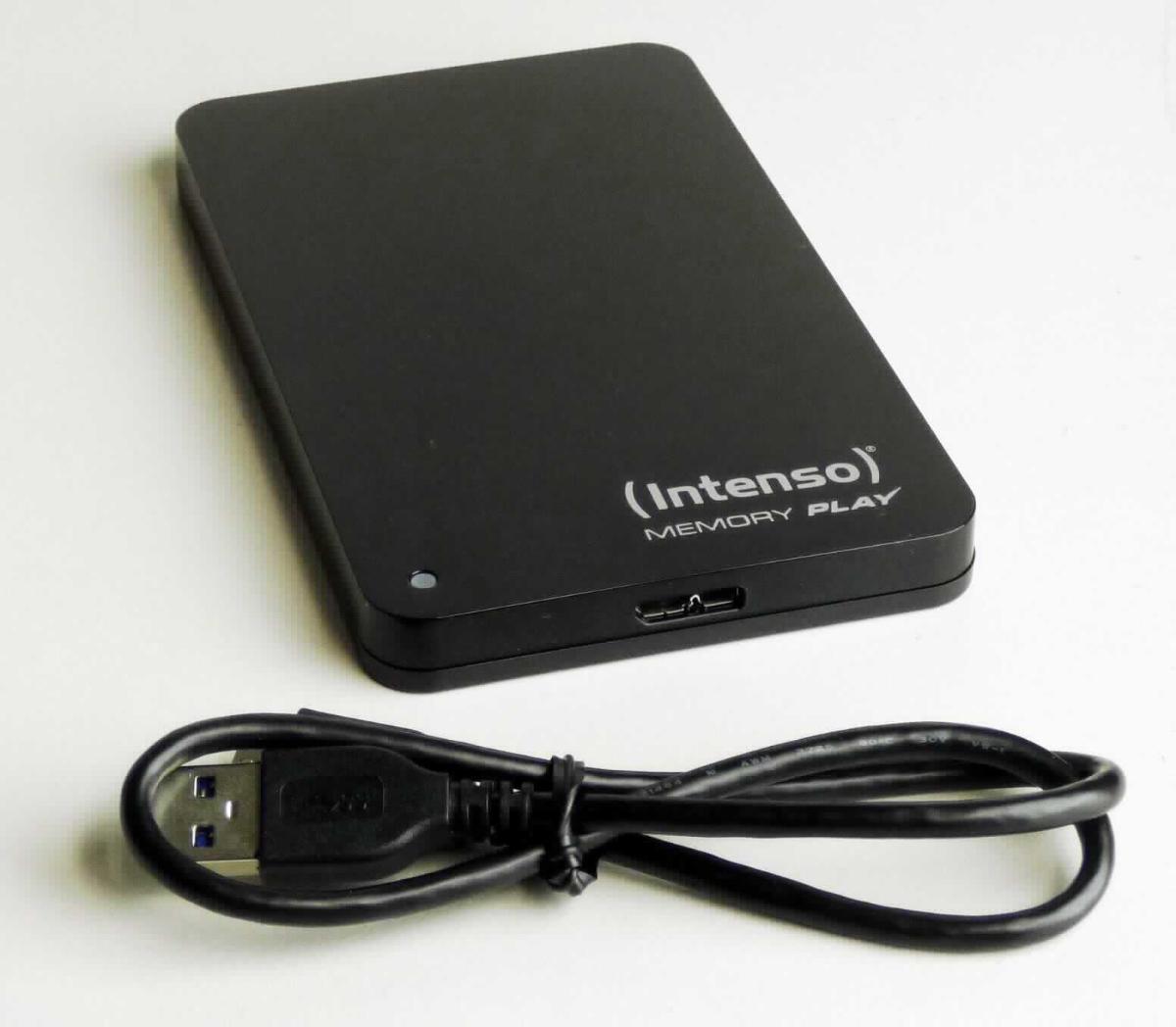 Externe Festplatte, in Form einer Warenzusammenstellung bestehend aus der Festplatte (charakterbestimmend im Hinblick auf die Verwendung), einem USB 3.0 Kabel, einer Bedienungsanleitung und einer Wandhalterung. Die Festplatte besteht im Wesentlichen aus rotierend gelagerten Magnetplatten und beweglichen Schreib- und Leseköpfen in einem 126 x 77 x 10 mm (L x B x H) großen, schwarzen Kunststoffgehäuse, einem Bauformat (Formfaktor) von 2,5 Zoll, mit Status-LED sowie einer USB-Schnittstelle. Das Gerät mit einer Speicherkapazität von 500 GB oder 1 TB dient nach Anschluss an die zentrale Verarbeitungseinheit einer automatischen Datenverarbeitungsmaschine dazu, Daten aufzuzeichnen und wiederzugeben. Es ist unmittelbar an die Zentraleinheit einer automatischen Datenverarbeitungsmaschine anschließbar und in der Lage, Daten in einer vom System verwendbaren Form zu empfangen und zu liefern.
Die Bestandteile der Zusammenstellung sind gemeinsam für den Einzelverkauf aufgemacht.

Die Ware wird als "Festplattenspeichereinheit" eingereiht.

Anlage: 1 Abbildung