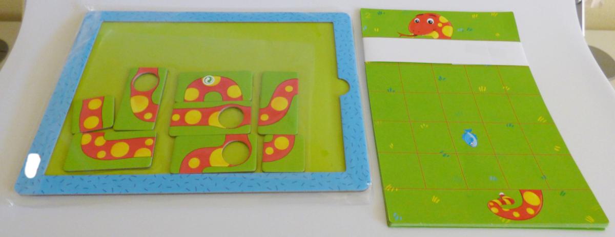 Es handelt sich um ein Geduldsspiel, sog. "Magnetspiel Hungrige Schlange, 56756",
bestehend aus
- einer ca. 20 x 27,5 cm große Grundplatte aus Pappe
-- mittig mit einer ca. 17 x 23,7 cm großem magnetischen Vertiefung,
- elf Bögen (ca. 16,9 x 23,6 cm) aus Papier,
-- auf der Vorder- und Rückseite jeweils mit unterschiedlichen Motiven in Form eines 
   Schlangenkopfes (oben) und -schwanzes (unten) mit dazwischenliegenden leeren Kästchen,
   die teilweise mit Tieren versehen sind,
-- werden in die Vertiefung der Grundplatte eingelegt,
- acht magnetischen Plättchen (2 Stück 3,5 x 3,5 cm / 6 Stück 7 x 3,5 cm) aus Pappe,
-- auf der Vorderseite mit einem Teil eines Schlangenkörpers bedruckt
-- drei Stück mit einem Loch versehen,
- dient der spielerischen Unterhaltung.

Die Waren sind gemeinsam mit einem zwölfseitigen Vorlagenheft als Warenzusammenstellung
in einem bunt bedruckten Pappkarton für den Einzelverkauf aufgemacht.

Ein Bogen wird in die Vertiefung der Grundplatte eingelegt und mit den Plättchen soll die
Schlange vervollständigt werden. Dabei sollen die Plättchen mit den Löchern so aufgelegt
werden, dass die auf dem Bogen abgebildeten Tiere in den Löchern zu sehen sind.

Eine Einreihung als Gesellschaftsspiel der Position 9504 kommt aufgrund der fehlenden
Gewinnermittlung nicht in Betracht.

Derartige Erzeugnisse werden zolltariflich als "Puzzle, aus anderen Stoffen als Holz"
eingereiht.