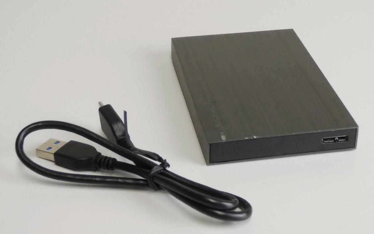 Externe Festplatte, in Form einer Warenzusammenstellung aus Festplatte (charakterbestimmend im Hinblick auf die Verwendung), USB-Kabel und Anleitung. Das Erzeugnis besteht im Wesentlichen aus rotierend gelagerten Magnetplatten und beweglichen Schreib- und Leseköpfen in einem 114 x 74 x 13 mm (L x B x H) großen Aluminiumgehäuse mit einem USB-Anschluss. Das Gerät mit einer Speicherkapazität von 1 TB dient nach Anschluss an die zentrale Verarbeitungseinheit einer automatischen Datenverarbeitungsmaschine dazu, Daten aufzuzeichnen und wiederzugeben. Es ist unmittelbar an die Zentraleinheit einer automatischen Datenverarbeitungsmaschine anschließbar und in der Lage, Daten in einer vom System verwendbaren Form zu empfangen und zu liefern.
Die Bestandteile der Zusammenstellung sind gemeinsam für den Einzelverkauf aufgemacht.

Die Ware wird als "Festplattenspeichereinheit" eingereiht.

Anlage: 1 Abbildung