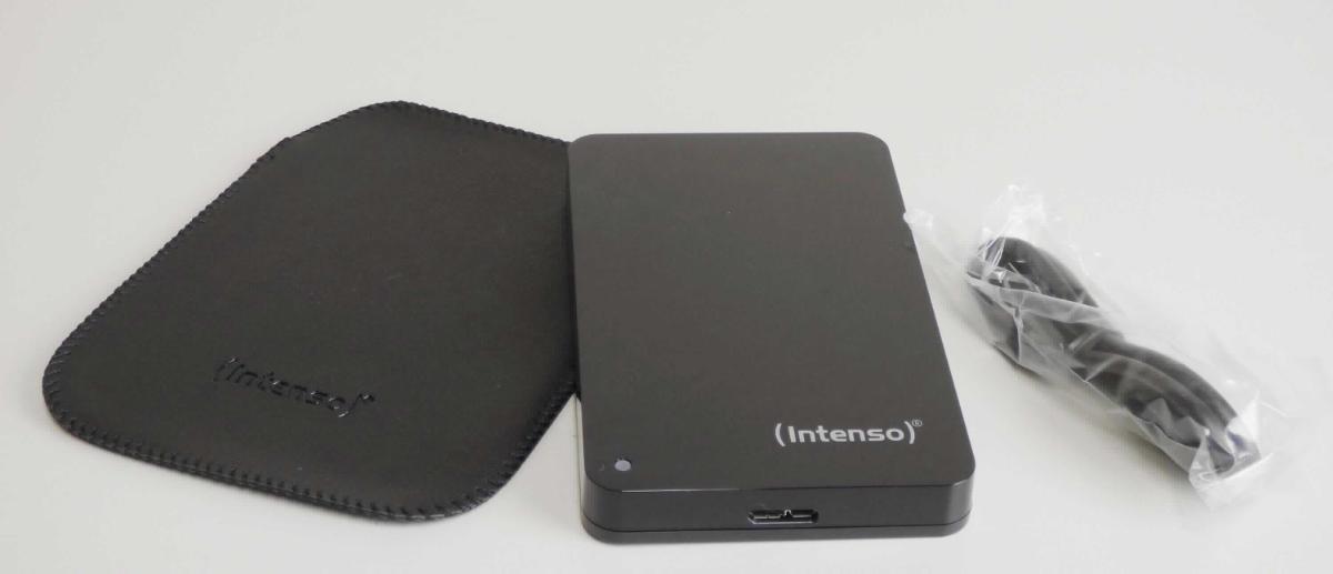 Externe Festplatte, in Form einer Warenzusammenstellung bestehend aus der Festplatte (charakterbestimmend im Hinblick auf die Verwendung), einer Bedienungsanleitung, einer Ledertasche und einem USB 3.0 Kabel. Die Festplatte besteht im Wesentlichen aus rotierend gelagerten Magnetplatten und beweglichen Schreib- und Leseköpfen in einem 15 x 75 x 125 mm (H x B x L) großen schwarzen Kunststoffgehäuse mit einer Speicherkapazität von 1 TB bzw. 2 TB, einem Bauformat (Formfaktor) von 2,5 Zoll, einer LED-Statusanzeige sowie einem USB 3.0 Anschluss. Das Gerät dient nach Anschluss an die zentrale Verarbeitungseinheit einer automatischen Datenverarbeitungsmaschine dazu, Daten aufzuzeichnen und wiederzugeben. Es ist unmittelbar an die Zentraleinheit einer automatischen Datenverarbeitungsmaschine anschließbar und in der Lage, Daten in einer vom System verwendbaren Form zu empfangen und zu liefern.
Die Bestandteile der Zusammenstellung sind gemeinsam für den Einzelverkauf aufgemacht.

Die Ware wird als "Festplattenspeichereinheit" eingereiht.

Anlage: 1 Abbildung