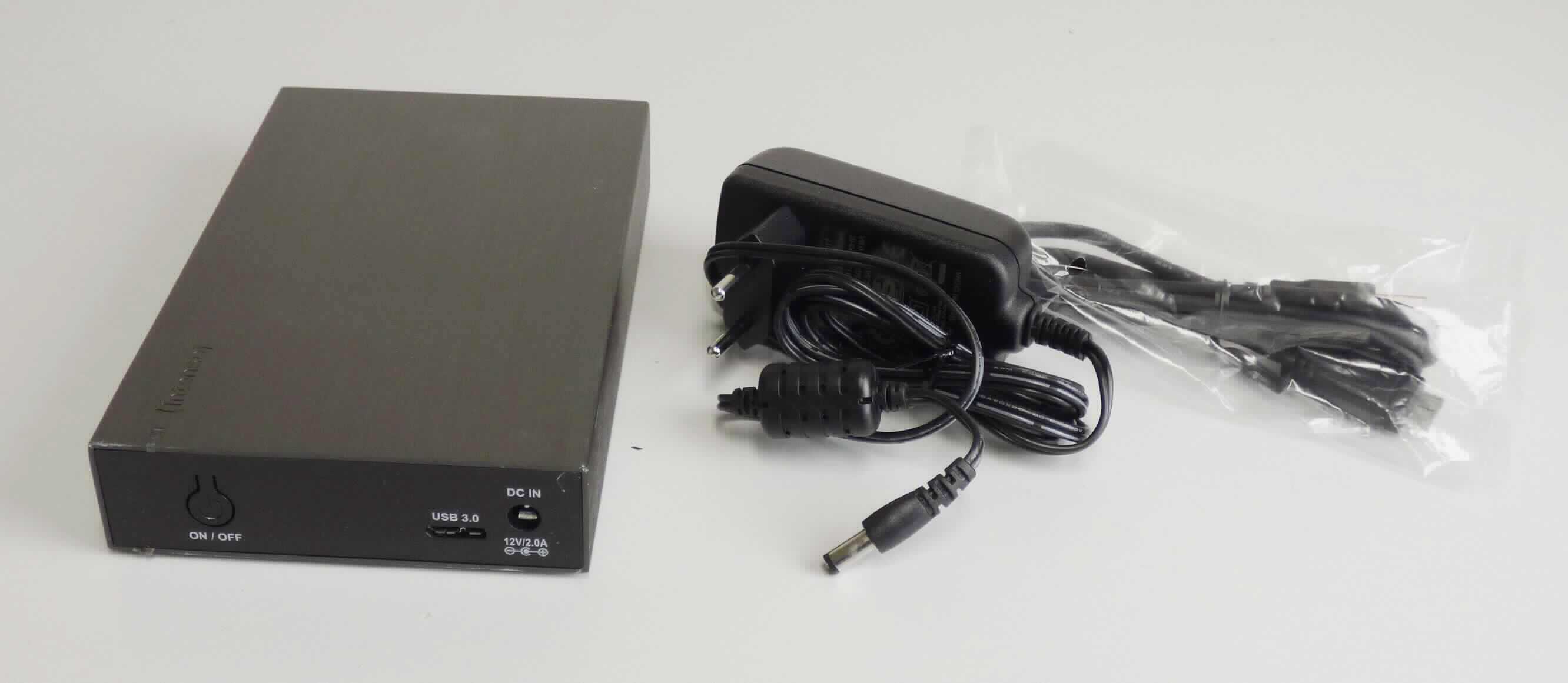 Bei der sog. "Externen Festplatte HDD", handelt es sich um eine Warenzusammenstellung bestehend aus einem USB-Kabel, einer Anleitung und einer funktionellen Einheit aus einem Festplattenlaufwerk (charakterbestimmend im Hinblick auf die Verwendung) und einem Netzteil. Das Festplattenlaufwerk besteht im Wesentlichen aus rotierend gelagerten Magnetplatten und beweglichen Schreib- und Leseköpfen in einem 29 x 109 x 174 mm (H x B x L) großen Gehäuse mit einer Speicherkapazität von 3; 4 bzw. 5 TB, einem Bauformat (Formfaktor) von 3,5 Zoll, einer LED-Statusanzeige sowie einem USB 3.0 Anschluss. Das Gerät dient nach Anschluss an die zentrale Verarbeitungseinheit einer automatischen Datenverarbeitungsmaschine dazu, Daten aufzuzeichnen und wiederzugeben. Es ist unmittelbar an die Zentraleinheit einer automatischen Datenverarbeitungsmaschine anschließbar und in der Lage, Daten in einer vom System verwendbaren Form zu empfangen und zu liefern.
Die Bestandteile der Zusammenstellung sind gemeinsam in einer Blister Verpackung für den Einzelverkauf aufgemacht.

Die Ware wird als "Festplattenspeichereinheit" eingereiht.

Anlage: 1 Abbildung