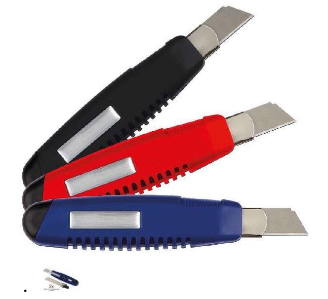 "Cuttermesser";

Warenzusammenstellung in Aufmachung für den Einzelverkauf, bestehend aus

- einem Cuttermesser (charakterbestimmend)

- - mit schneidender, diagonaler, nicht feststehender, mit Sollbruchstellen versehener
    Klinge aus unedlem Metall, einer Führungsschiene aus unedlem Metall, in einem
    Gehäuse mit Klingenschieber und Feststellmechanik aus Kunststoff

- - mit einem herausnehmbaren Klingenmagazin und einer Arretierungsvorrichtung
    ausgestattet; durch das Vorschieben des Schiebers erfolgt eine automatische
    Klingennachführung

- - Abmessungen 160 x 35 x 20 mm (L x B x H)

- mit zwei weiteren Abbrechklingen, im Innern des Griffes mittels einer Arretierung aus
  Kunststoff befestigt

Abbildung siehe Anlage. 

Derartige Erzeugnisse gehören als "Messer mit schneidender, nicht feststehender Klinge aus unedlem Metall, kein Messer der Position 8208" zur Codenummer 8211 9300 00 0 des Zolltarifs (ZT).