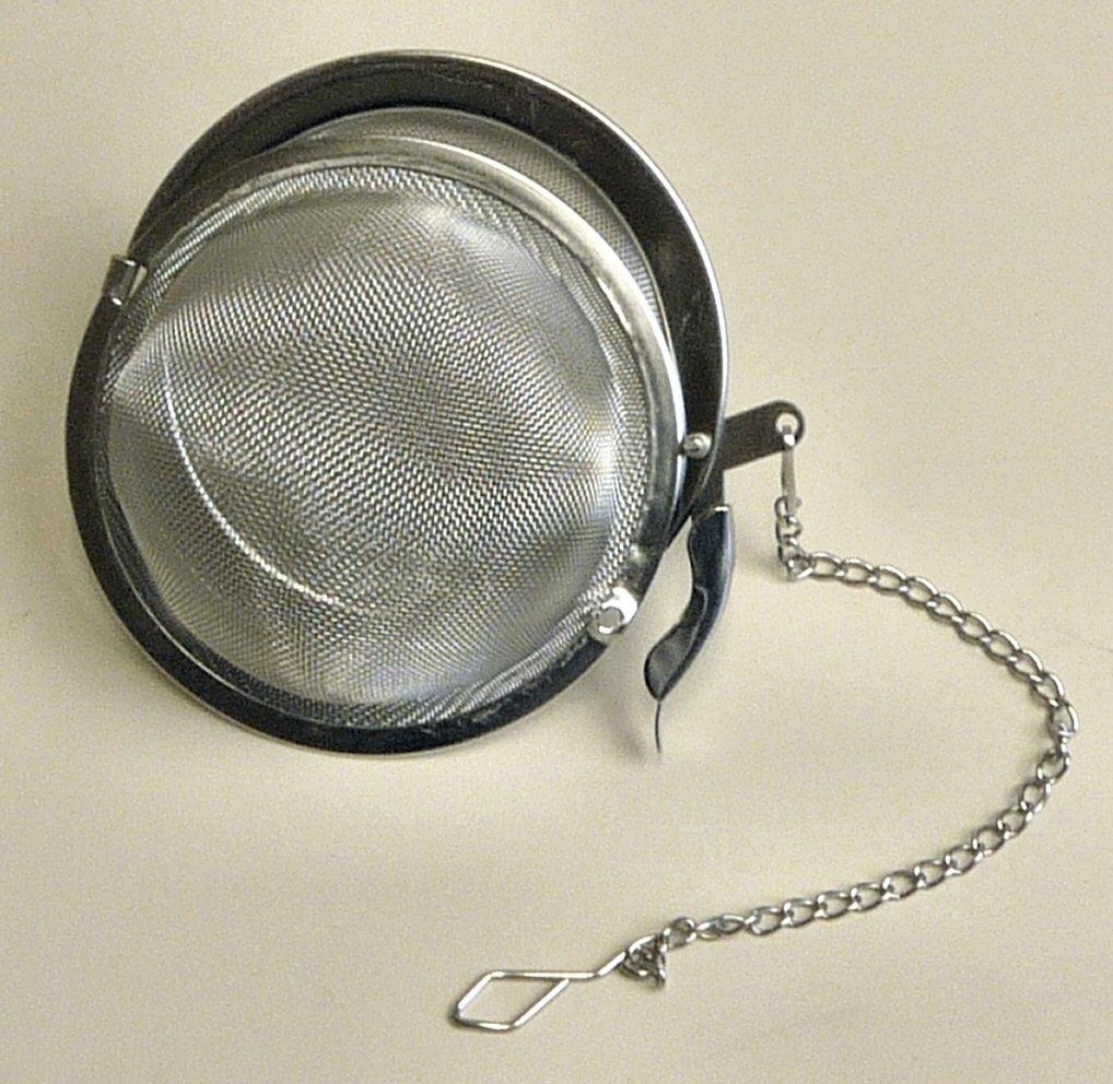 Es handelt sich um vollständig aus nicht rostendem Stahl gefertigte Erzeugnisse, bestehend aus zwei nahezu halbkugelförmigen Aufnahmevorrichtungen aus feinmaschigem Drahtgewebe, die jeweils in einem Rahmen eingefasst und kugelförmig aufeinander gesetzt sind. Die Erzeugnisse sind mit einem mit einer Gliederkette verbundenen Verschluss sowie einem Befestigungselement versehen.
Sie sind auf einer bedruckten Pappunterlage aufgeblistert und dienen insbesondere dem portionsweisen Aufgießen von Tee. Dazu können durch Ziehen an der Gliederkette die beiden Halbkugeln geöffnet und mit Tee befüllt werden.
- Antragstellerangaben -

Abbildung siehe Anlage.

Derartige Erzeugnisse gehören als "andere Haushaltsartikel aus nicht rostendem Stahl" zur Codenummer 7323 9300 90 0 des Zolltarifs.