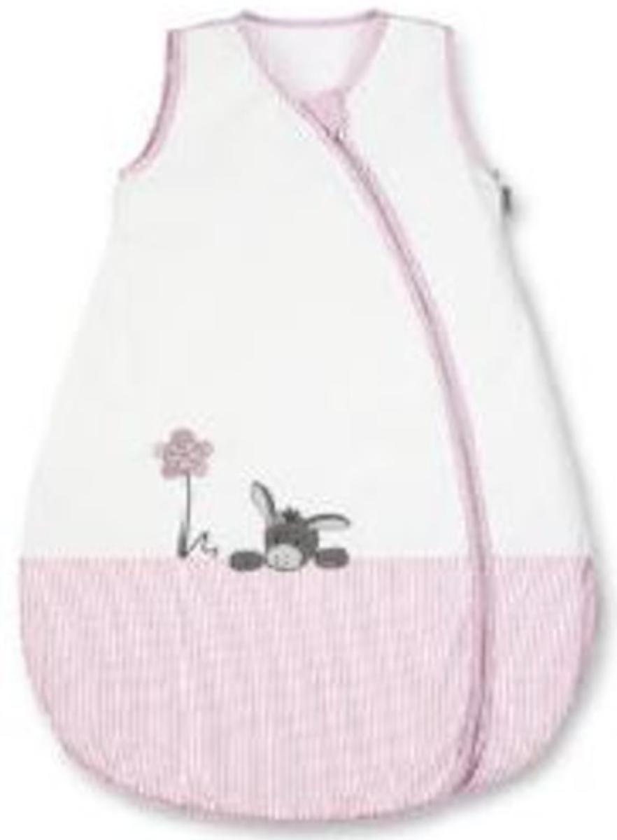 Schlafkleidung, sog. Sommer Schlafsack, Art. 9431838, Größen 110 bis 130, Foto siehe Anlage,
- auf einem Kleiderbügel hängend in einem Polybeutel verpackt; veranschaulicht durch ein Muster
  in Größe 110,
- aus verschiedenen, ca. 0,2 mm dicken, einfarbigen bzw. buntgewebten Geweben aus laut Antrag 
  60 % Baumwolle und 40 % Polyester (synthetische Chemiefasern),
- mit einer Länge von mehr als 86 cm,
- durchgehend gefüttert,
- mit einem V-Ausschnitt,
- vorn mit einer schräg nach links verlaufenden und am unteren Rand nach rechts weitergeführten
  Öffnung mit Reißverschluss, am oberen Rand mit einer kurzen, von rechts auf links überlappenden
  Patte (Mädchenkleidung),
- ärmellos,
- am Halsausschnitt, den Armausschnitten und entlang der Öffnung mit Randeinfassungen,
- vorn mit diversen Applikationen verziert,
- dient als Schlafkleidung für Kinder, somit weder eine Ware der Position 6306 noch der
  Position 9404,
- ist nicht für Kleinkinder mit einer Körpergröße von bis zu 86 cm bestimmt.

"Kleidung, andere als in den Positionen 6201 bis 6210 und in den Unterpositionen 6211 11 bis
 6211 20 genannte, aus Geweben, für Mädchen, aus Baumwolle, andere als in den Unterpositionen
 6211 4210 bis 6211 4242 genannte"