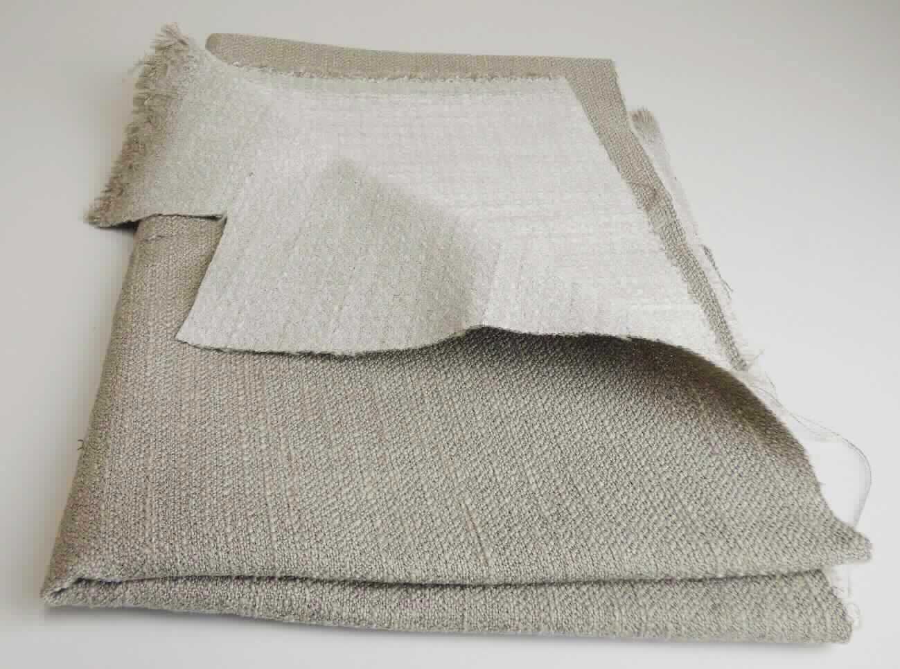 Bestrichenes Gewebe, sog. Möbelbezugsstoff, Foto siehe Anlage, 
- als Meterware, mit einer Breite von mehr als 30 cm, 
- laut Untersuchungsergebnis: 
- - aus einem einfarbigen Gewebe aus synthetischen Chemiefasern, 
- - auf der Rückseite mit dem bloßen Auge wahrnehmbar mit Kunststoff bestrichen (laut Antrag Polyester; kein 
    Zellkunststoff), somit keine Ware der Position 5407,
- von Hand bei einer Temperatur zwischen 15 und 30 °C auf einen Dorn von 7 mm Durchmesser aufrollbar, 
  ohne rissig zu werden.

"Gewebe, mit Kunststoff (Polyester) bestrichen, anderes als solche der Position 5902, mit Schauseite aus 
 Spinnstoffen"