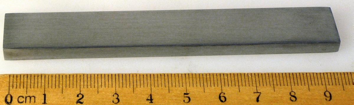 Stabstahl
Bei der Ware handelt es sich um einen metallisch glänzenden Stab mit rechteckigem Querschnitt aus nicht rostendem Stahl (V4A, AISI316). Der Stab ist gewalzt, geschliffen und zusätzlich gebürstet. Er wird in Längen von 5000 mm geliefert und zum Bau von Geländern verwendet.

Die Ware ist als anderer Stabstahl, aus nicht rostendem Stahl, mehr als nur kalthergestellt oder kaltfertiggestellt, in den TARIC-Code 7222 3097 90 einzureihen.