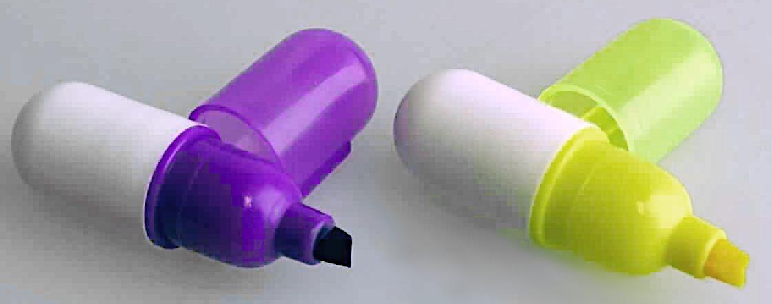 Es handelt sich um Textmarkerstifte mit poröser Spitze, sog. "Textmarker in Kapselform" (Art.: 095115) in verschiedenen Farben, äußerlich einer Kapsel (Gesamtlänge ca. 5 cm) ähnlich. Die Mine ist von einem weißen Kunststoffgehäuse umschlossen. Die aus dem Gehäuse herausragende Keilspitze wird durch eine abnehmbare Verschlusskappe aus bunten Kunststoff geschützt.

Sie sind als "Markierstifte mit poröser Spitze" einzureihen.