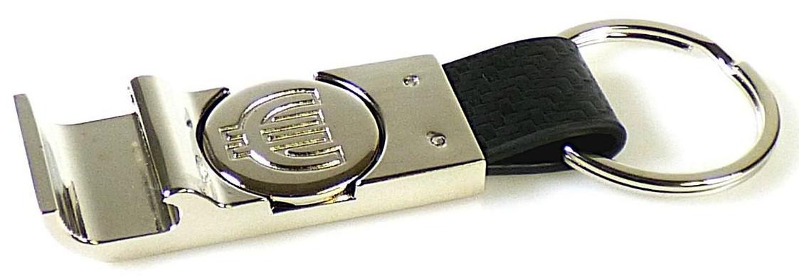 "Flaschenöffner Selekt mit Einkaufswagenchip als Schlüsselanhänger"

aus verschiedenen Bestandteilen zusammengesetzte Ware, bestehend aus

- einem mit freiem Arm zu handhabenden Kapselheber aus unedlem Metall

- einem im Kapselhebergehäuse fest verbauten Magneten 

- einem kreisrunden Einkaufswagenchip aus unedlem Metall, der mittig in einer Vertiefung im
  Kapselhebergehäuse mit dem o. g. Magneten festgehalten wird

- einem Schlüsselring aus unedlem Metall

- einer Kunstlederschlaufe (PU)

-in einem Pappkarton und einer Kunststofffolie verpackt

Abbildung siehe Anlage.

Der Kapselheber bildet den charakterverleihenden Bestandteil der aus verschiedenen Bestandteilen zusammengesetzten Ware.

Derartige Erzeugnisse gehören als "Handwerkzeuge (Haushaltswerkzeuge), anderweit weder genannt noch inbegriffen, mit arbeitendem Teil aus unedlem Metall" zur Codenummer 8205 5100 00 0 des Zolltarifs.