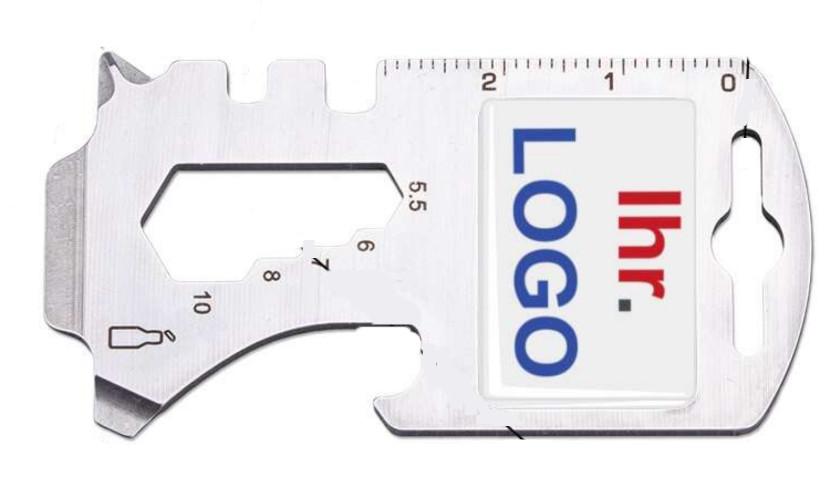 Sog. Mini Tool Card mit 8 Funktionen, im Wesentlichen bestehend aus einem spezifisch geformten, flachen Körper aus unedlem Metall (ca. 64 x 32 x 2 mm) mit Einkerbungen und Aussparungen, aus denen sich ein Werkzeug mit verschiedenen Verwendungsmöglichkeiten ergibt. Neben den Aussparungen, die als Sechskantschlüssel verwendbar sind, sind die Größen 5,5 bis 10 mm abgebildet. Weiter befindet sich an einer Kante eine aufgedruckte Maßeinteilung (0- bis 3 cm) in Millimeterschritten (zur äußeren Form siehe Abbildung in der Anlage).

Die Ware kann nach Bedarf als Schlitz- und Kreuzschlitzschraubendreher, Flaschenöffner, Schaber, Nagelheber, Speichenschlüssel, Flügelmutterschlüssel, Sechskantschlüssel (5,5 bis 10 mm) sowie als Längenmessinstrument genutzt werden. 

Die Ware wird als "Längenmessinstrument für den Handgebrauch, in Kapitel 90 anderweitig weder genannt noch inbegriffen, Lineal mit Maßeinteilung" eingereiht.