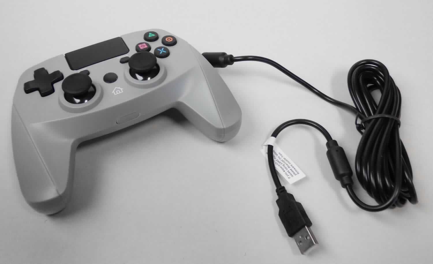 Bei der vorgelegten Ware handelt es sich um einen Gamecontroller (sog. snakebyte Game Pad 4 S;
Art.Nr.: SB912405), der lt. Antragsangaben primär für die Verwendung mit einer Videospielkonsole 
(hier: Playstation 4) bestimmt ist. 
Das Erzeugnis besitzt ein ergonomisch geformtes, grau gefärbtes Kunststoffgehäuse 
(max. Größe ca. 150 x 55 x 110 mm -B x H x T-) mit einem fest installierten USB-Anschlusskabel
(Länge ca. 3 m) und verschiedenen Bedienelementen (u.a. Steuerkreuz, zwei analoge Control-Sticks, 
ein Touchpad sowie vier Schultertasten). 
Der Controller ist gemeinsam mit einer mehrsprachigen Gebrauchsanleitung in einem mehrfarbig mit Produktinformationen und Abbildungen bedruckten Verkaufskarton mit Aufhängevorrichtung aus 
Kunststoff verpackt. 

Die Ware ist als "Teil, erkennbar hauptsächlich bestimmt für Videospielkonsolen der Unterposition 
(KN) 9504 5000" einzureihen.