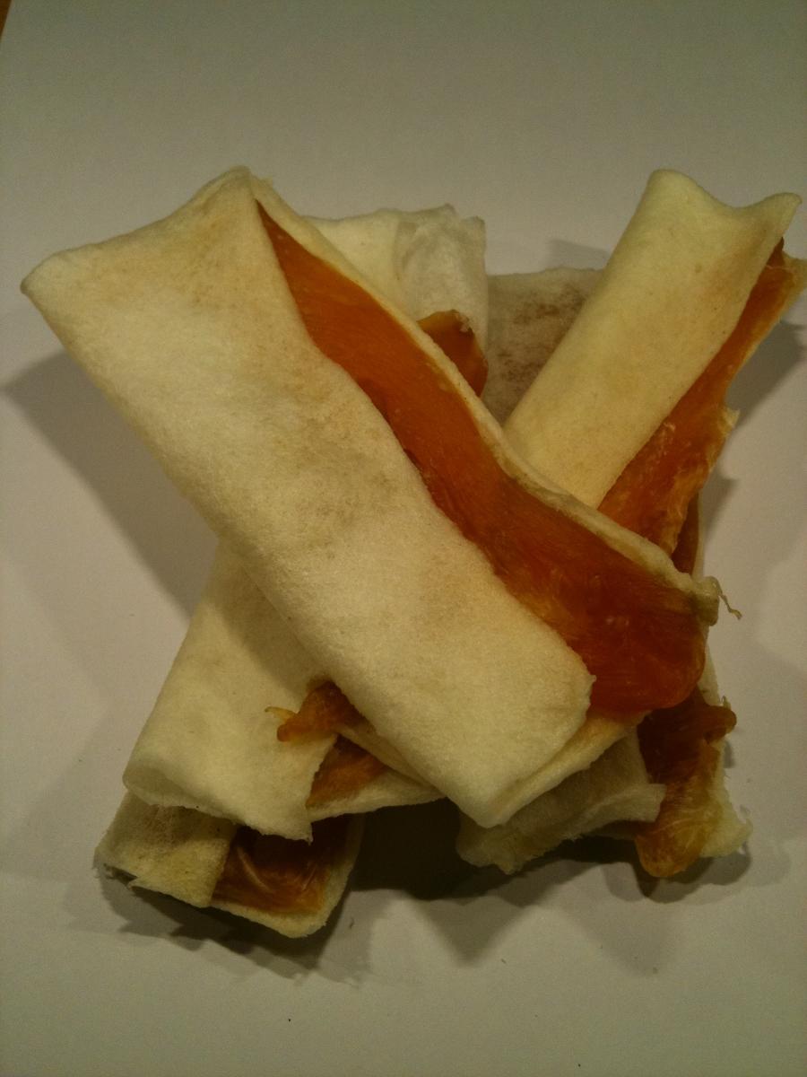 Antragsangaben: Kauartikel aus Rohhaut und Fleisch in Form eines Sandwiches. Ergänzungsfuttermittel für Hunde in Aufmachung für den Einzelverkauf. Stärke enthaltend. Keine Milcherzeugnisse enthaltend.

Stärke in der Ware (laut Angabe): 0,5 bis 10 GHT.
Milcherzeugnisse in der Ware (laut Angabe): keine oder weniger als 10 GHT.

Zubereitung von der zur Fütterung verwendeten Art, Hunde- und Katzenfutter, in Aufmachungen für den Einzelverkauf, Stärke enthaltend mit 10 GHT oder weniger, keine Milcherzeugnisse enthaltend oder mit einem Gehalt an Milcherzeugnissen von weniger als 10 GHT.