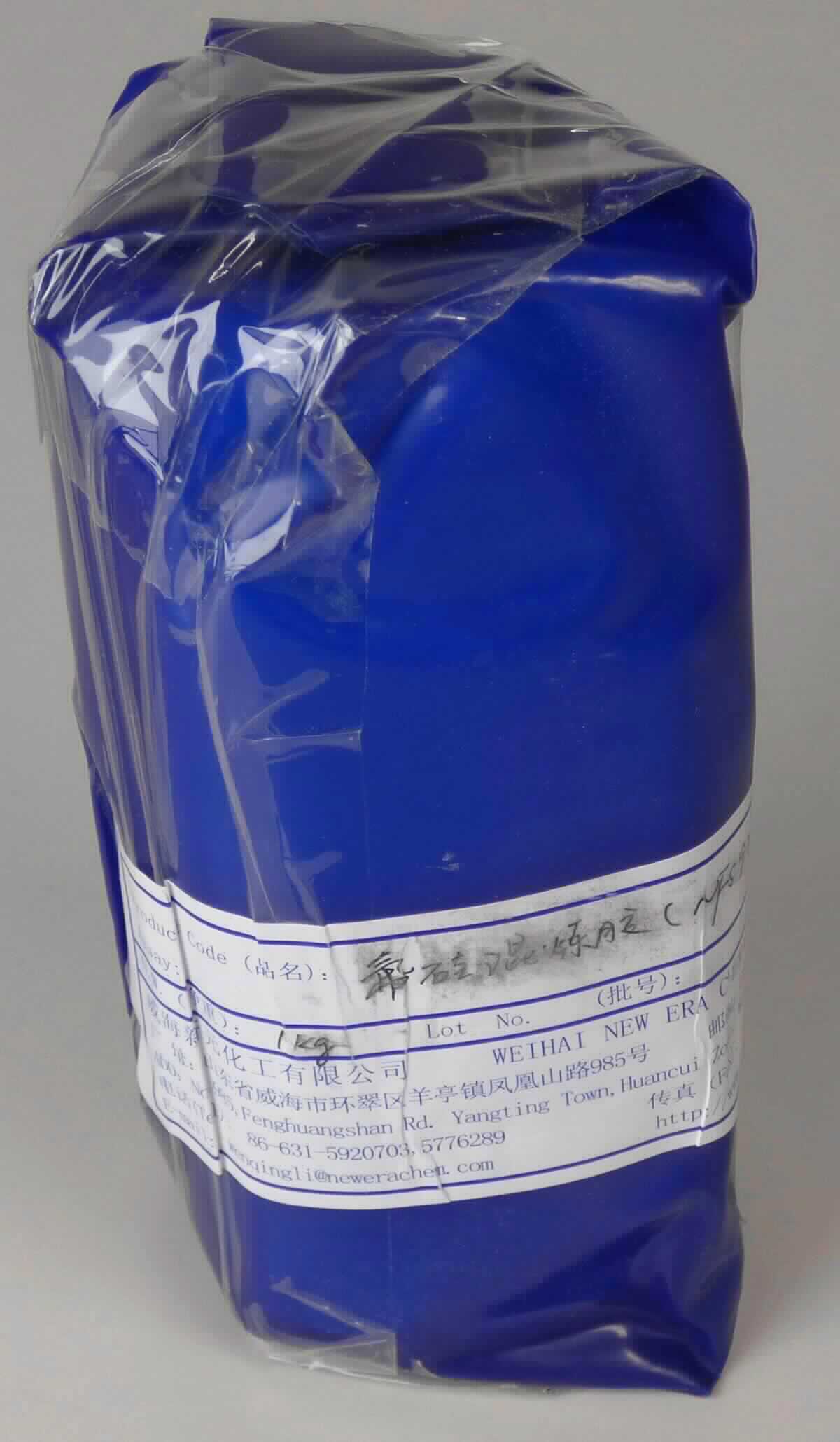 Angaben des Antragstellers:
Blockcopolymer aus Poly(methyl-3,3,3-trifluorpropylsiloxan) und Poly[methyl(vinyl)siloxan]

Feststellungen an einem Warenmuster:
Es wurde ein Block einer weichen, weißen Masse vorgelegt. Die Masse besteht aus einem Fluorsiliconpolymer.

Befund:
Nach den Antragsangaben handelt es sich um ein Silicon in Primärform der Codenummer 3910 0000 20 0.