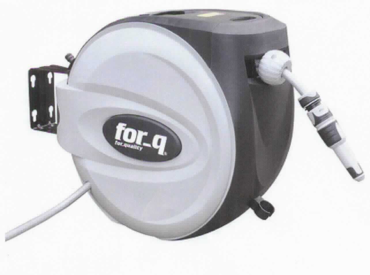 Angaben des Antragstellers:
Wandschlauchhalter mit 1/2" Schlauch, 15 m (automatische Aufrollfunktion)
Der Schlauch besteht aus PVC und ist mit einem Polyestergeflecht verstärkt. Der Artikel enthält Anschlussstücke sowie eine Spritze mit Aquastop.

Ein Warenmuster wurde nicht vorgelegt. Nach einer vorliegenden Abbildung handelt es sich um einen biegsamen Schlauch mit Sprühdüse. Der Schlauch ist auf eine Trommel aufgerollt.

Befund:
Der Charakter der zusammengesetzten Ware wird durch den verstärkten Kunststoffschlauch bestimmt. Danach handelt es sich um einen biegsamen, verstärkten Kunststoffschlauch im Sinne der Unterpositon (KN) 3917 3900.