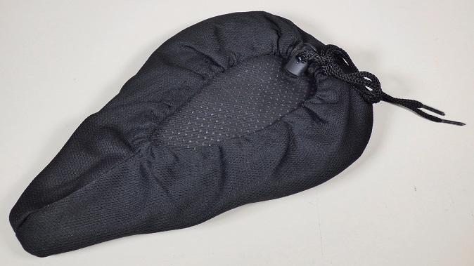 Fahrradsattelüberzüge, sog. Satteldecke Ergo Sport, Ergo Touring, Luxus Sport, Luxus Touring, 
Gel Touring und Gel Sport, Foto siehe Anlage,
- in Form von spezifisch gefertigten, annähernd dreieckigen, hüllenartigen
  Erzeugnissen aus Kunststoffen,
- in unterschiedlichen Abmessungen,
- mit einer Gel-Sitzflächenpolsterung, die auf der Unterseite genoppt ist,
- am unteren Rand mit einer Verengung (Gummizug und Kordel) zum sicheren
  Anbringen auf dem Sattel ausgestattet,
- werden optional über den vorhandenen Sitzflächenbezug eines Fahrradsattels gezogen,
- ermöglichen eine bessere Verwendung des Fahrrades (durch die Erhöhung des Sitzkomforts
  kann eine längere Strecke gefahren werden),
- aufgrund der Form und Abmessungen erkennbar hauptsächlich für Fahrräder bestimmt,
- auf einer Pappkarte für den Einzelverkauf aufgemacht.

"Zubehör (Sattelüberzüge) für Fahrräder der Positionen 8711 und 8712"