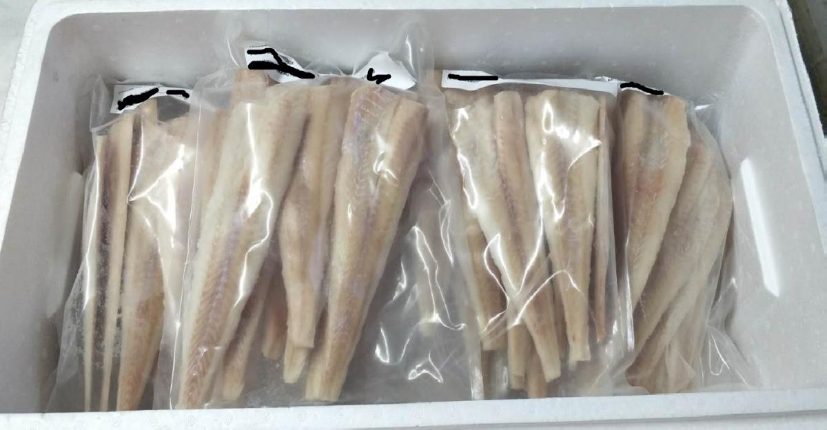 Nach den Antragsangaben und den ergänzenden Angaben handelt es sich bei den sog. Alaska-Seelachsfilets um rohe, gefrorene und dünn glasierte Filets vom Pazifischen Pollack (Gadus chalcogrammus / Theragra chalcogramma) ohne Haut. Die Filets (70 - 180 g Fisch-Nettogewicht pro Filet) sind in bedruckten Verkaufsbeuteln mit einem Nettogewicht von 1000 g für die Abgabe im Einzelverkauf aufgemacht.

Zolltarifrechtlich handelt es sich um "Gefrorene Filets von Fischen der Familie Gadidae, vom Pazifischen Pollack (Theragra chalcogramma), nicht zur Verarbeitung bestimmt."
