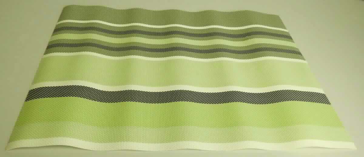 Gewebe der Position 5903, sog. Platzset "Stripes", Art. Nr. 26880, Foto siehe Anlage,
- lediglich rechteckig zugeschnitten (somit nicht konfektioniert; u. a. damit keine Ware der Position 6302),
- laut Antrag in den Abmessungen (L x B) von ca. 45 cm x 30 cm,
- aus Garnen der Position 5604 aus synthetischen Chemiefasern (laut Antrag Polyester), die vor dem Weben mit 
  dem bloßen Auge wahrnehmbar mit Kunststoff (laut Antrag Polyvinylchlorid) ummantelt (überzogen) wurden.

"Gewebe, mit Kunststoff (Polyvinylchlorid) überzogen, anderes als solche der Position 5902"