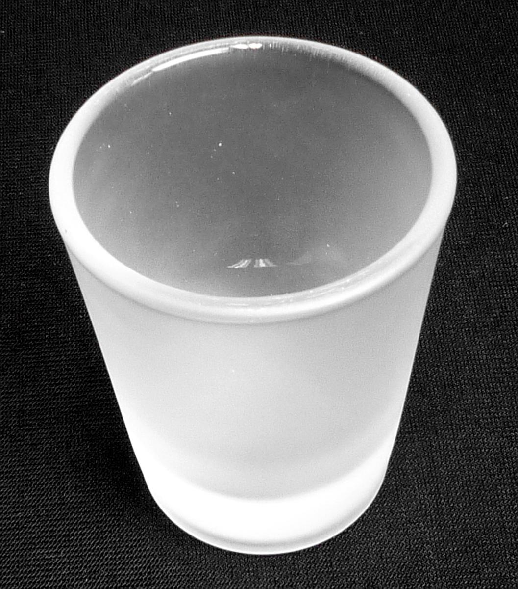 Trinkglas, sog. Schnaps-Glas, Foto siehe Anlage,
nach den Antragsangaben:
- zylinderförmiges Trinkglas ohne Stiel (Schnapsglas),
- aus gewöhnlichem, mechanisch gefertigtem Glas,
- außen mit einer mattierten Folie versehen (sog. satinierte Oberfläche), die sich zum Bedrucken eignet,
  somit anders (weitergehend) bearbeitet,
- in den Abmessungen von ca. 5,8 cm (Höhe) x 5 cm (Durchmesser).

"Glasware zur Verwendung bei Tisch, Trinkglas ohne Stiel, nicht aus Glaskeramik, Bleikristall oder
 vorgespanntem Glas, mechanisch gefertigt, anders bearbeitet"
