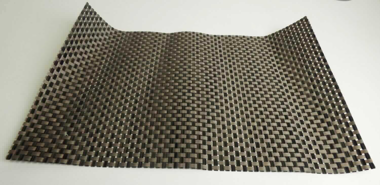 Gewebe der Position 5903, sog. Platzset "Trend", Art. Nr. 26754, Foto siehe Anlage,
- lediglich rechteckig zugeschnitten (somit nicht konfektioniert; u. a. damit keine Ware der Position 6302),
- laut Antrag in den Abmessungen (L x B) von ca. 45 cm x 30 cm,
- aus Garnen der Position 5604 aus synthetischen Chemiefasern (laut Antrag Polyester), die vor dem Weben mit 
  dem bloßen Auge wahrnehmbar mit Kunststoff (laut Antrag Polyvinylchlorid) ummantelt (überzogen) wurden.

"Gewebe, mit Kunststoff (Polyvinylchlorid) überzogen, anderes als solche der Position 5902"