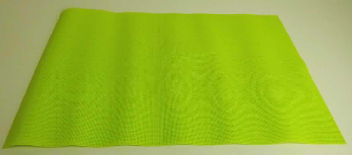 Gewebe der Position 5903, sog. Platzset, Art. Nr. 26800, Foto siehe Anlage,
- lediglich rechteckig zugeschnitten (somit nicht konfektioniert; u. a. damit keine Ware der Position 6302),
- laut Antrag in den Abmessungen (L x B) von ca. 45 cm x 30 cm,
- aus Garnen der Position 5604 aus synthetischen Chemiefasern (laut Antrag Polyester), die vor dem Weben mit 
  dem bloßen Auge wahrnehmbar mit Kunststoff (laut Antrag Polyvinylchlorid) ummantelt (überzogen) wurden.

"Gewebe, mit Kunststoff (Polyvinylchlorid) überzogen, anderes als solche der Position 5902"