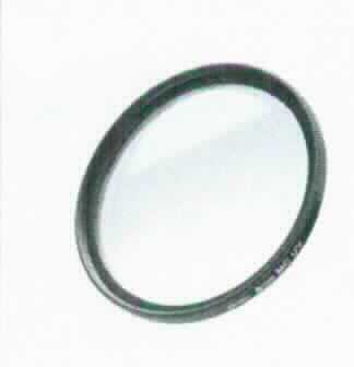 Sog. UV-Filter, in verschiedenen Ausführungen, im Wesentlichen bestehend aus einem planparallel geschliffenen, hochwertigen Filterglas, gefasst in einer Metallfassung mit Innen- und Außengewinde (Durchmesser 43 - 86 mm, je nach Ausführung, Bauhöhe der Fassung 6 mm).
Äußere Form: siehe Abbildung in der Anlage. 
Der UV-Filter wurde für die Landschaftsfotografie entwickelt und wird auf das Objektiv einer digitalen Kamera geschraubt. Er blockiert ultraviolettes Licht, macht Fernsichten möglich, weil der sog. Dunst gemildert wird. Der Bildeindruck vermittelt dadurch sattere Farben und eine höhere Schärfe. Des Weiteren besitzt der UV-Filter ein
zusätzliches Frontgewinde, wodurch weitere Filter kombinierbar sind.
Das Erzeugnis ist in einer zum dauerhaften Gebrauch Schutzhülle verpackt und wird als "optisches Element, aus Stoffen aller Art, für Instrumente und Geräte, gefasst, nicht aus nicht optisch bearbeiteten Glas, Filter" eingereiht.