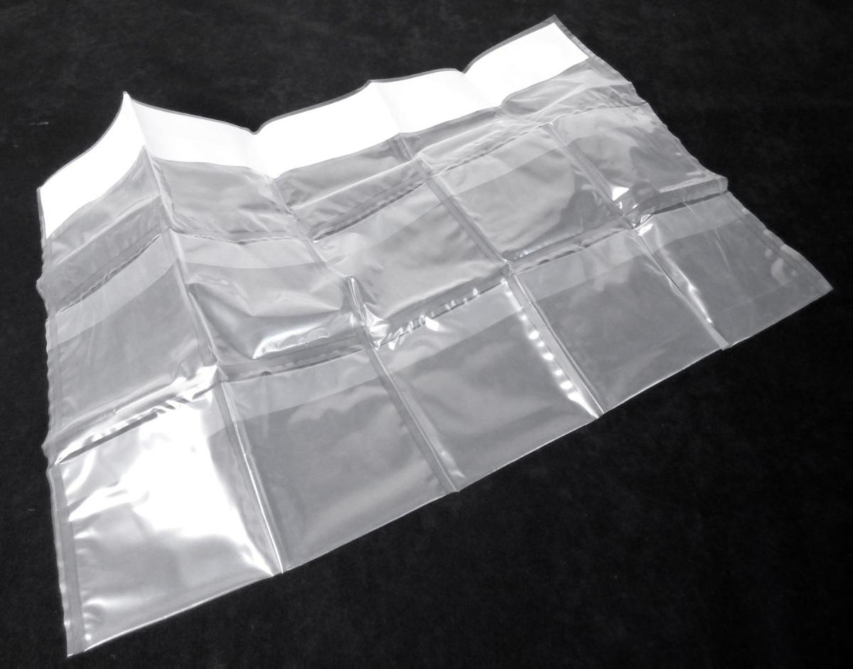 Es handelt sich um einen ca. 55 x 35 cm großen Beutel aus klarsichtigen Folien aus - laut Angaben der Antragstellerin - Polyethylen, einem Kunststoff im Sinne der Anmerkung 1 zu Kapitel 39.
Das steril verpackte und zur einmaligen Verwendung bestimmte Erzeugnis soll mit Gazetupfern befüllt werden, die während eines operativen Eingriffs verwendet werden.
Der Beutel weist auf einer Seite (Vorderseite) fünfzehn ca. 10 x 10 cm große Einsteckfächer mit doppellagig gearbeiteten Öffnungen zur Aufnahme der Gazetupfer auf.
Am oberen Rand ist die Ware mit einem Klebestreifen versehen, so dass sie an glatten Oberflächen befestigt werden kann.

Derartige Erzeugnisse werden zolltariflich als "Transport- und Verpackungsmittel, aus Kunststoffen, Säcke und Beutel, aus Polymeren des Ethylens" eingereiht.