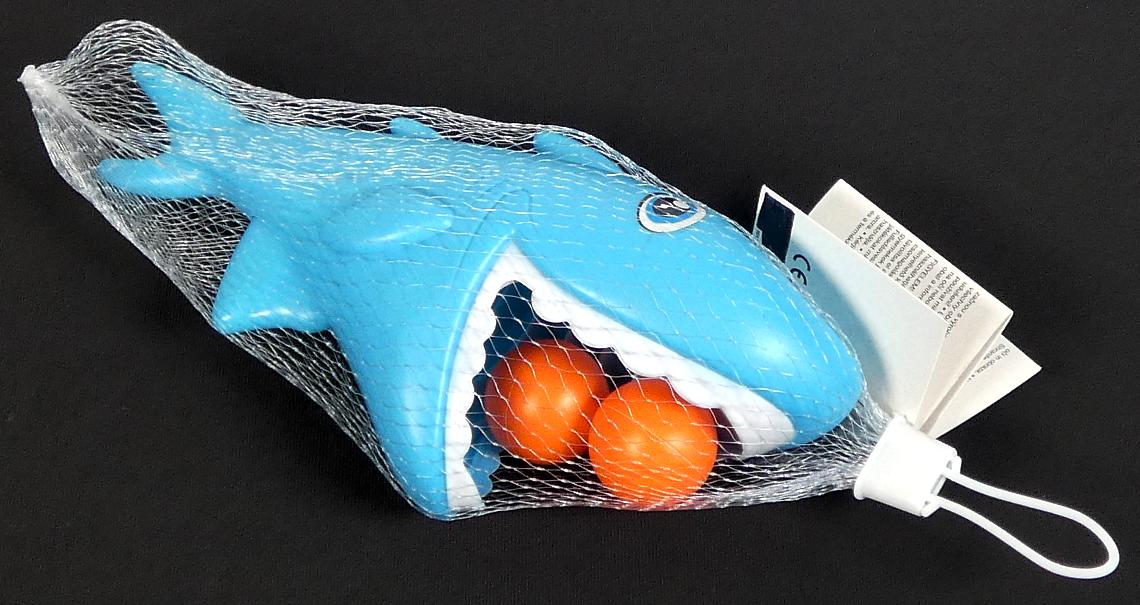 Spielzeugtier als Ballfangspiel
- einen Hai mit weit geöffnetem Maul mit Zähnen und hohlem Körper darstellend
- aus Kunststoff gefertigt
- in den Abmessungen von ca. 24 x 7﻿,﻿5 x 11 cm
- mit einer beweglichen Bauchflosse, drück man sie nach hinten, wird im Maul des Hais
  eine flexible Kunststofflasche gespannt
- mit zwei einfachen, hohlen Bällen aus Kunststoff mit einem Durchmesser von ca. 23 mm
- dient der spielerischen Unterhaltung von Kindern
- in einem Netz mit Anhänger für den Einzelverkauf aufgemacht.

Drückt man den Hebel am Griffstück, so wölbt sich die im Inneren befindliche Kunststofflasche nach oben und der Ball wird aus dem Hai herausgeschleudert. Anschließend soll der Ball mit dem Spieltier wieder aufgefangen werden.

Die Ware wird zolltarifrechtlich als „Spielzeug, ein Tier darstellend, nicht gefüllt, nicht aus Holz handgearbeitet" eingereiht.