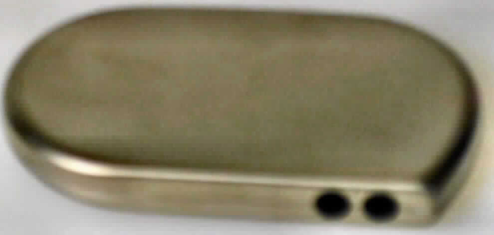 Gehäuse für einen implantierbaren Herzschrittmacher, im Wesentlichen bestehend aus zwei annähernd ovalen Halbschalen aus Titan mit zwei runden Öffnungen auf einer Seite, Maße ca. 54 x 30 x 5 mm. Eine Halbschale besitzt einen Bördelrand, der in die gegenüberliegende nicht gebördelte Halbschale passt. 
Äußere Form: siehe Abbildung in der Anlage.
In das Gehäuse werden verschiedene Bauelemente u. a. ein hybrider Schaltkreis und eine Batterie (beides nicht Gegenstand dieser vZTA-Entscheidung) eingebaut. Die Ware wird nach Vervollständigung zu einem hermetisch dichten Gehäuse verbunden und als Herzschrittmacher/Defibrilator in den menschlichen Körper implantiert. 

Die Ware wird als "Teil, erkennbar hauptsächlich bestimmt für eine Vorrichtung zum Implantieren in den menschlichen Körper (Herzschrittmacher), zum Beheben von Funktionsschäden oder Gebrechen, nicht von den Unterpositionen (KN) 9021 1010 bis 9021 9010 erfasst" eingereiht.