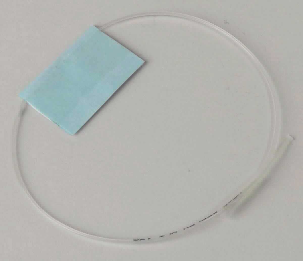 Bindfaden, sog. Tennissaite Reflex MLT 17, Foto siehe Anlage,
- als Meterware, mit einer Länge von laut Antrag 200 m und einem Durchmesser von 1,2 mm,
- laut Untersuchungsergebnis:
-- weißes, gedrehtes Garn aus synthetischen Chemiefasern (Polyamid), u. a. somit keine Ware der Position 3916,
-- mit Kunststoff überzogen bzw. umhüllt, 
-- mit einem Titer von ca. 15180 dtex,
- zur Verwendung als Tennissaite.

"Bindfaden, mit Kunststoff überzogen, aus synthetischen Chemiefasern, aus Polyamid, mit einem Titer von weniger 
 als 50.000 dtex"
