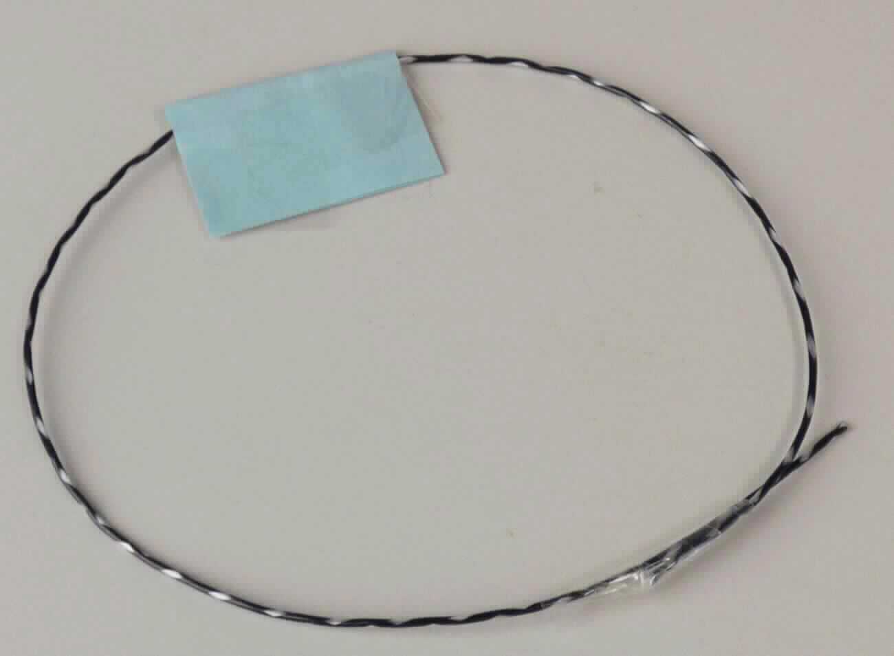 Garn aus Spinnstoffen mit Kunststoff umhüllt, sog. Tennissaite RIP Control / 281109-BK, Foto siehe Anlage,
- als Meterware, laut Antrag mit einer Länge von 200 m und einem Durchmesser von 1,25 mm,
- laut Untersuchungsergebnis:
-- weißes Garn aus synthetischen Chemiefasern (laut Antrag Polyamid), das kreuzweise mit Streifen aus 
   synthetischer Spinnmasse mit einer Breite von weniger als 5 mm umwickelt ist (Gimpe), u. a. somit keine 
   Ware der Position 5607,
-- mit Kunststoff wahrnehmbar überzogen bzw. umhüllt,
- zur Verwendung als Tennissaite.

"Garn aus Spinnstoffen, mit Kunststoff umhüllt, anderes als in der Unterposition 5604 9010 genannte, aus Polyamid"