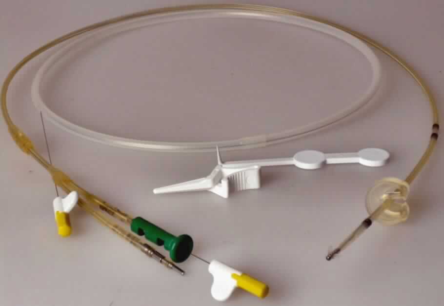 Sog. endokardiale Schrittmacherelektrode, Linox Smart, Modelle: ProMRI S, ProMRI SD, ProMRI S DX, S, SD, S DX, T und TD, jeweils in Form einer Warenzusammenstellung in Aufmachung für den Einzelverkauf, im Wesentlichen bestehend aus
1. einer Elektrode (charakterbestimmender Bestandteil in Bezug auf die Verwendung), mit einer tripolaren, pentapolaren oder quadripolaren Polarität, jeweils mit bereits eingeführtem Mandrin, je nach Ausführung mit einer Länge von 61, 65 oder 75 cm, auf einer Seite mit einem Y-Verbinder versehen, aus welchem die atriale Ringelelektrode mit dem Anschlussstecker DF-1, IS-1 und der Mandrin herausragen. Auf der anderen Seite befindet sich der Elektrodenkopf, mit einem Abstand von 9 bzw. 11 mm zwischen Tip und Ring, welcher vier flexible Widerhaken (Anker) für die passive Fixierung bzw. eine einziehbare elektrisch aktive Schraube für die aktive Fixierung im Herzen aufweist, jeweils mit Silglide-Oberflächenbeschichtung sowie eine montierte Elektroden-Fixierungshilfe besitzt;
2. einem Einführbesteck, bestehend aus einem zusätzlichen Mandrin, einer Mandrineinführhilfe, 
einem Venenheber und einer montierten Elektroden-Fixierungshülse.
Äußere Form: siehe Abbildungen in der Anlage.
Die transvenös implantierbare Elektrode ist zur permanenten Stimulation und Detektion des rechten Ventrikels oder/und Atriums im Kontext einer Elektrotherapie des Herzens mit einem implantierbaren Herzschrittmacher oder implantierbaren Defibrillator (beide nicht Gegenstand dieser vZTA-Entscheidung) vorgesehen. Dabei wird ein Ende in der Herzmuskulatur verankert und das andere wird über den sog. Header an den Herzschrittmacher/Defibrillator angeschlossen. Die Elektrode dient der Übertragung des Schrittmachersignals an das Herz sowie der Wahrnehmung von Eigenimpulsen des Herzens. Die Bestandteile sind gemeinsam steril verpackt.

Die Ware wird als "Teil, erkennbar hauptsächlich bestimmt für eine Vorrichtung zum Implantieren in den menschlichen Körper (Herzschrittmacher), zum Beheben von Funktionsschäden oder Gebrechen, nicht von den Unterpositionen (KN) 9021 1010 bis 9021 9010 erfasst" eingereiht.