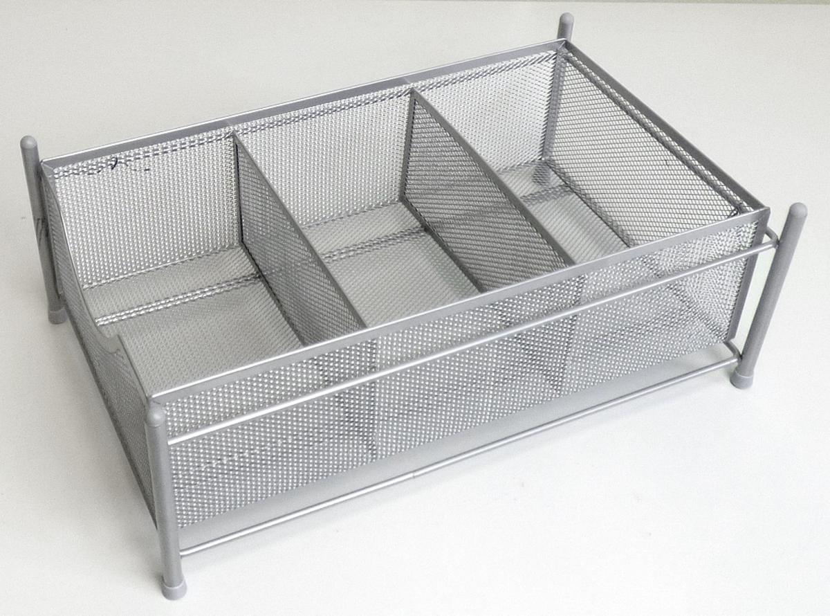 Es handelt sich um sog. Universal-Organizer, bestehend aus einem rechteckigen Gestell aus unedlem Metall (Abmessungen: Höhe: etwa 14﻿,﻿5 cm; Breite: etwa 24﻿,﻿5 cm; Länge: etwa 39﻿,﻿5 cm), das mit vier Standfüßen ausgestattet ist, zwischen denen sich im unteren Bereich ein Rahmen mit zwei Längsstreben und im oberen Bereich ein weiterer Rahmen befindet. Die Unterseiten der Standfüße sind jeweils mit einem rutschhemmenden Überzug aus Kunststoff versehen, an den Oberseiten befindet sich jeweils eine Abdeckkappe aus Kunststoff.
In das Gestell ist eine Art Aufbewahrungskorb (Abmessungen: Höhe: etwa 10﻿,﻿5 cm; Breite: etwa 21﻿,﻿5 cm; Länge: etwa 37 cm) aus unedlem Metall eingesetzt, dessen Unter- und Seitenflächen aus einem Gitter mit rhombenförmigem Muster und einem Rahmen bestehen. Der Korb ist mit zwei rechteckigen Trennelementen (Abmessungen: Breite: etwa 20﻿,﻿7 cm; Höhe: etwa 9﻿,﻿4 cm), jeweils in Form eines Gitters mit rhombenförmigem Muster und einem Rahmen ausgestattet.
Die Erzeugnisse dienen dem Aufbewahren von Unterlagen, Büromaterial usw. Sie sind mit einer Pappbanderole versehen und in einer Kunststofffolie verpackt.
- Antragstellerangaben -

Abbildung siehe Anlage.

Derartige Erzeugnisse gehören als "den Sortier-, Ablege-, Karteikästen und Federschalen ähnliche Ausstattungsgegenstände für Büros, aus unedlen Metallen" zur Codenummer 8304 0000 00 0 des Zolltarifs.