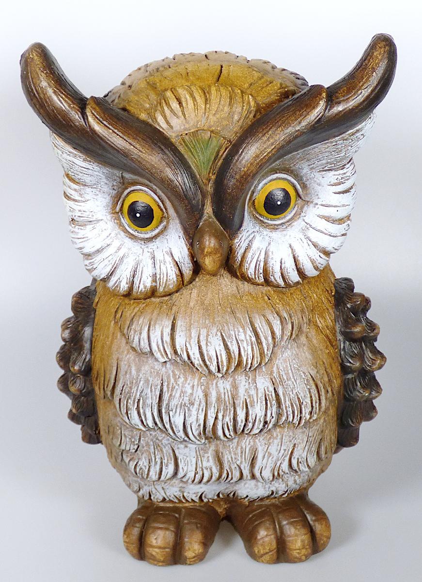 Angaben:
Deko Eule; Abmessungen: 210 x 180 x 325 mm.

Warenbeschaffenheit:
Bunt bemalte Eulenfigur (Abmessungen: ca. 21 x 18 x 33 cm) aus mineralischem, zementartigem Material mit losen Fasern durchzogen.

Befund:
Waren aus Asbestzement, Cellulosezement oder dergleichen, keinen Asbest enthaltend.
